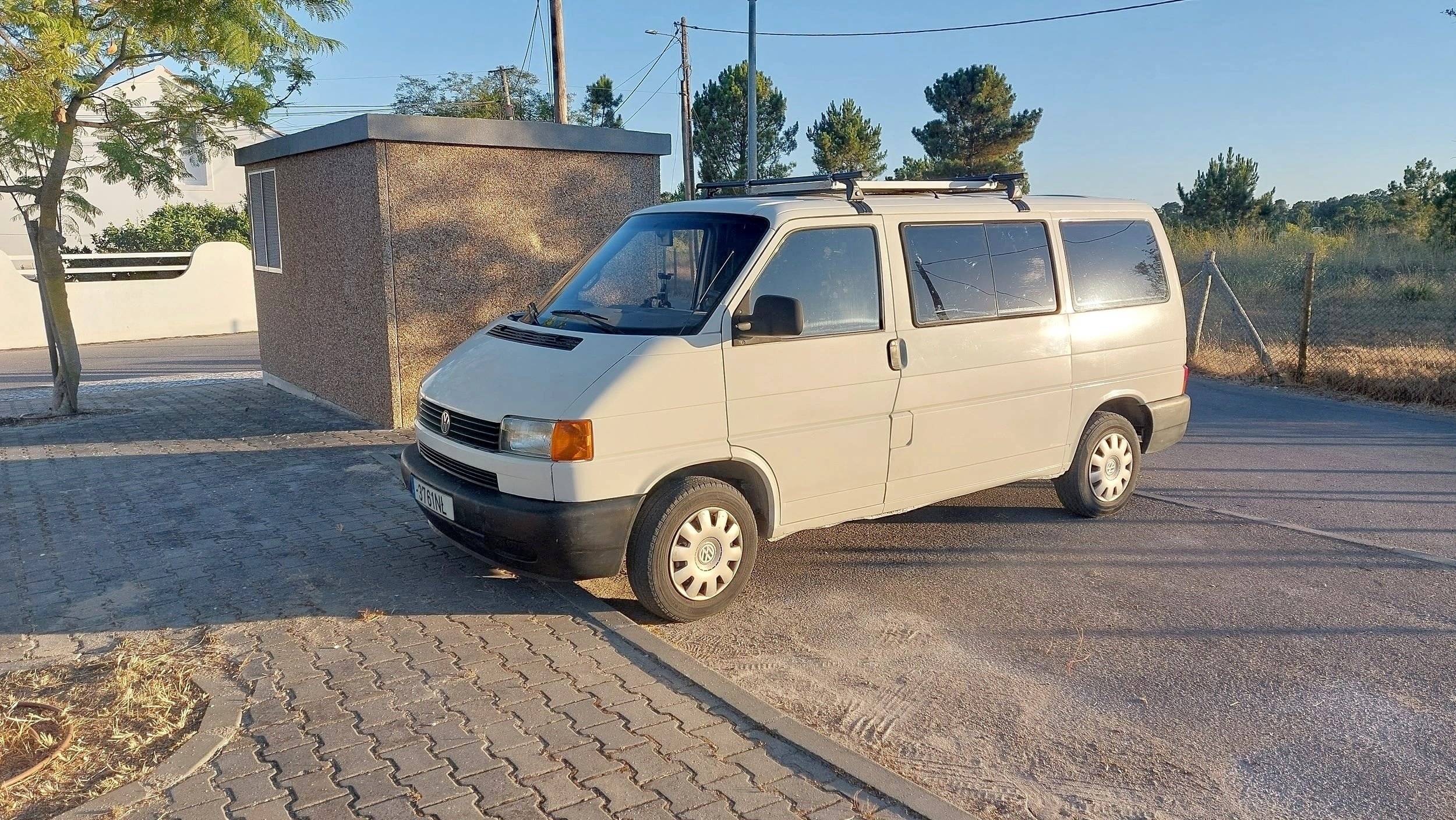 Front view from 3/4 Volkswagen T4 - Yescapa