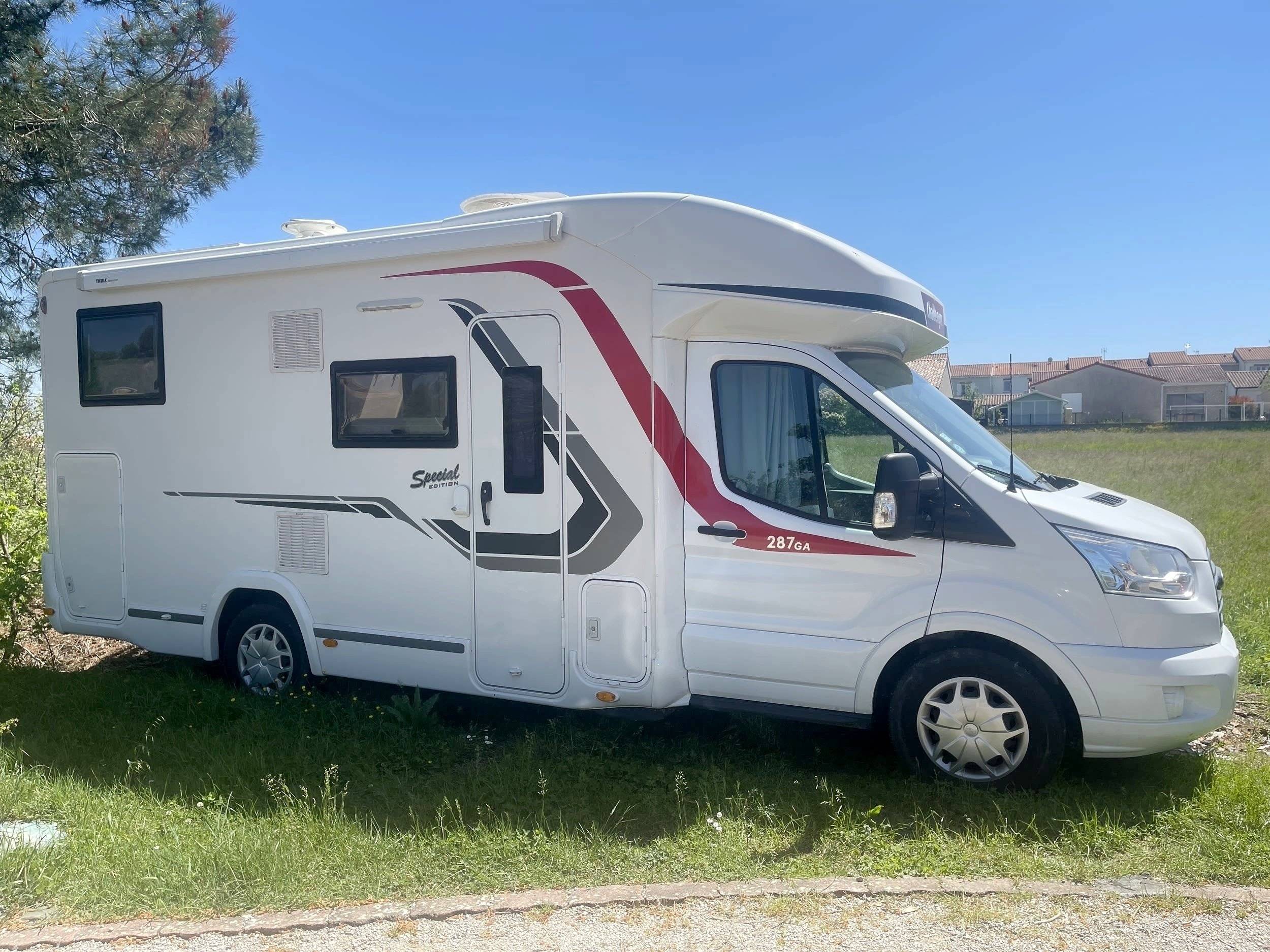 Vue avant de 3/4 Ford Transit 2,0 l 170 ch - Yescapa