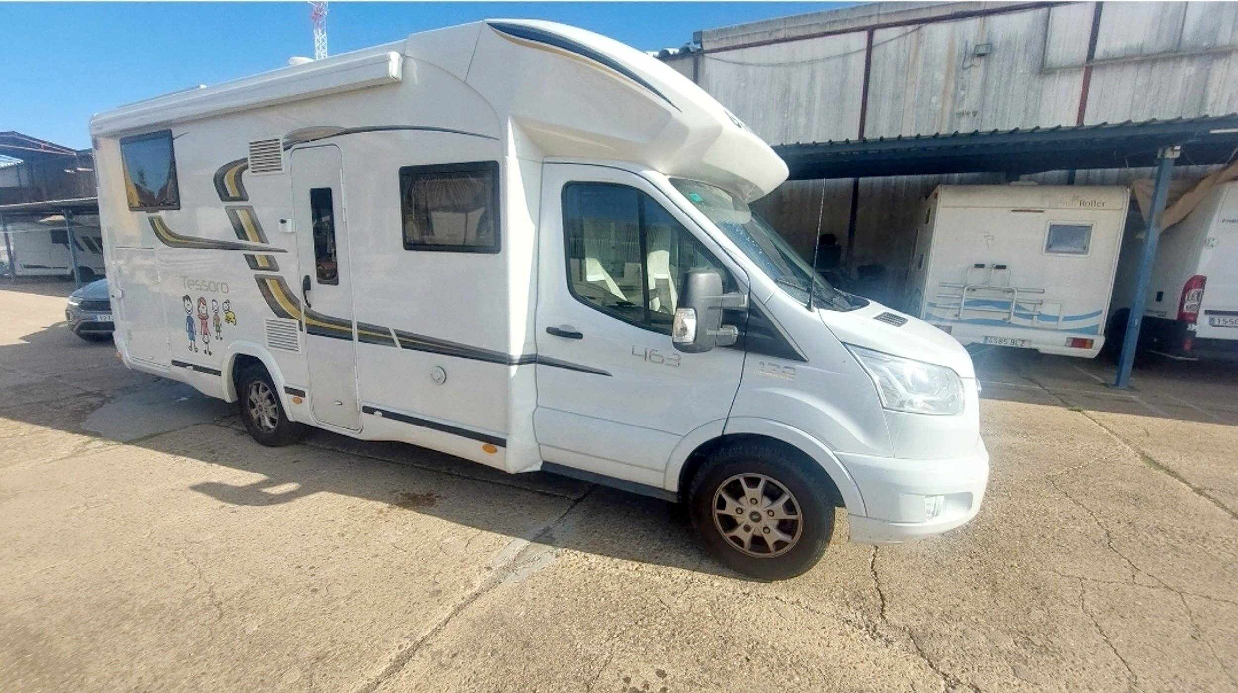 schräge Vorderansicht Ford Transit 2,0 l 170 ch - Yescapa