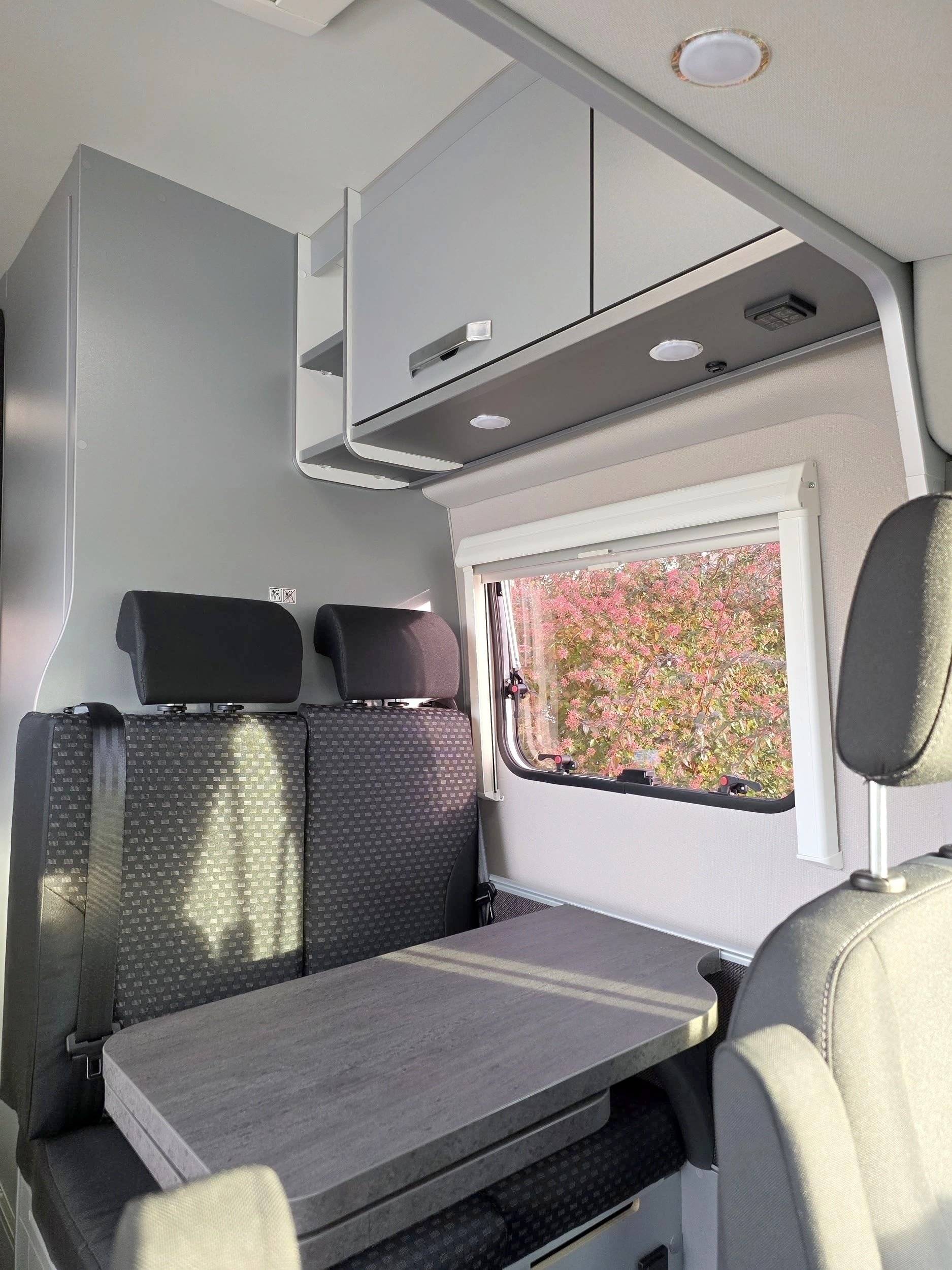 Dining Area Ford Transit 2,0 l 170 ch - Yescapa