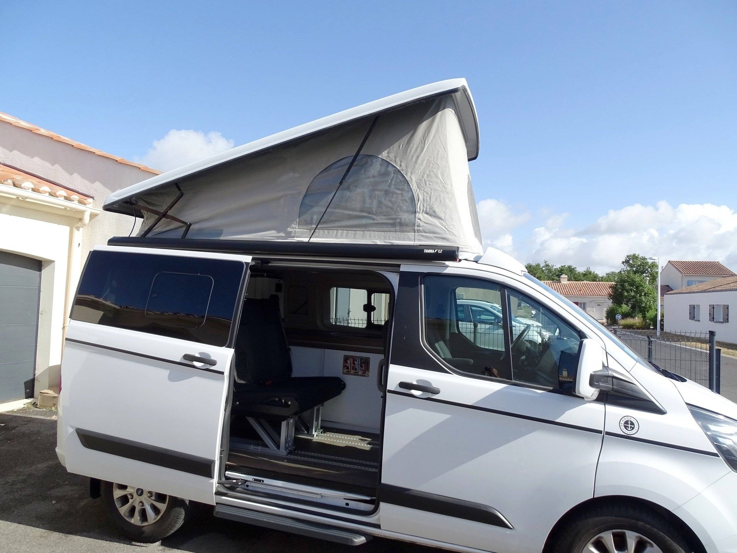 Vue avant de 3/4 Ford Ford Transit Custom - Yescapa