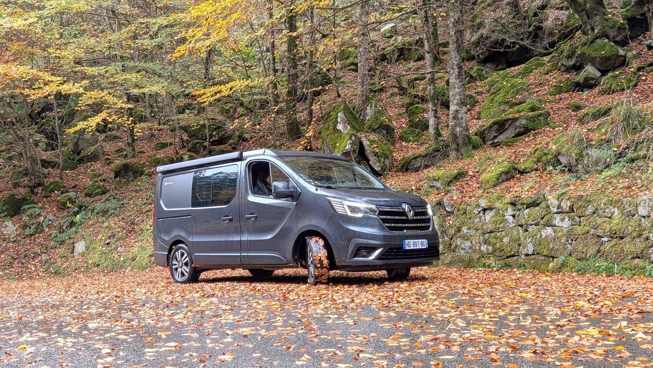 Vue avant de 3/4 Renault Trafic 2,5 l 150 ch - Yescapa