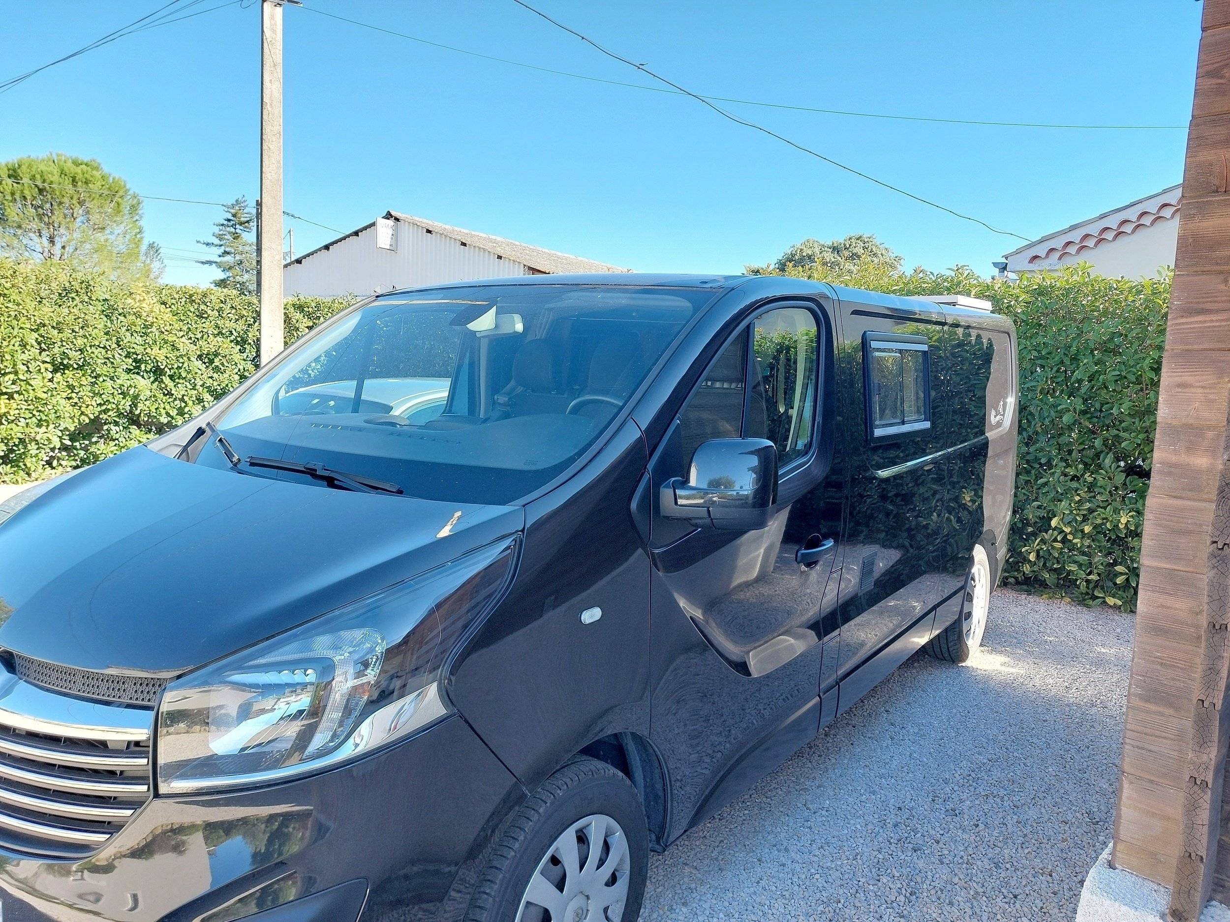 Front view from 3/4 Opel Vivaro 1,6 l 120 ch - Yescapa