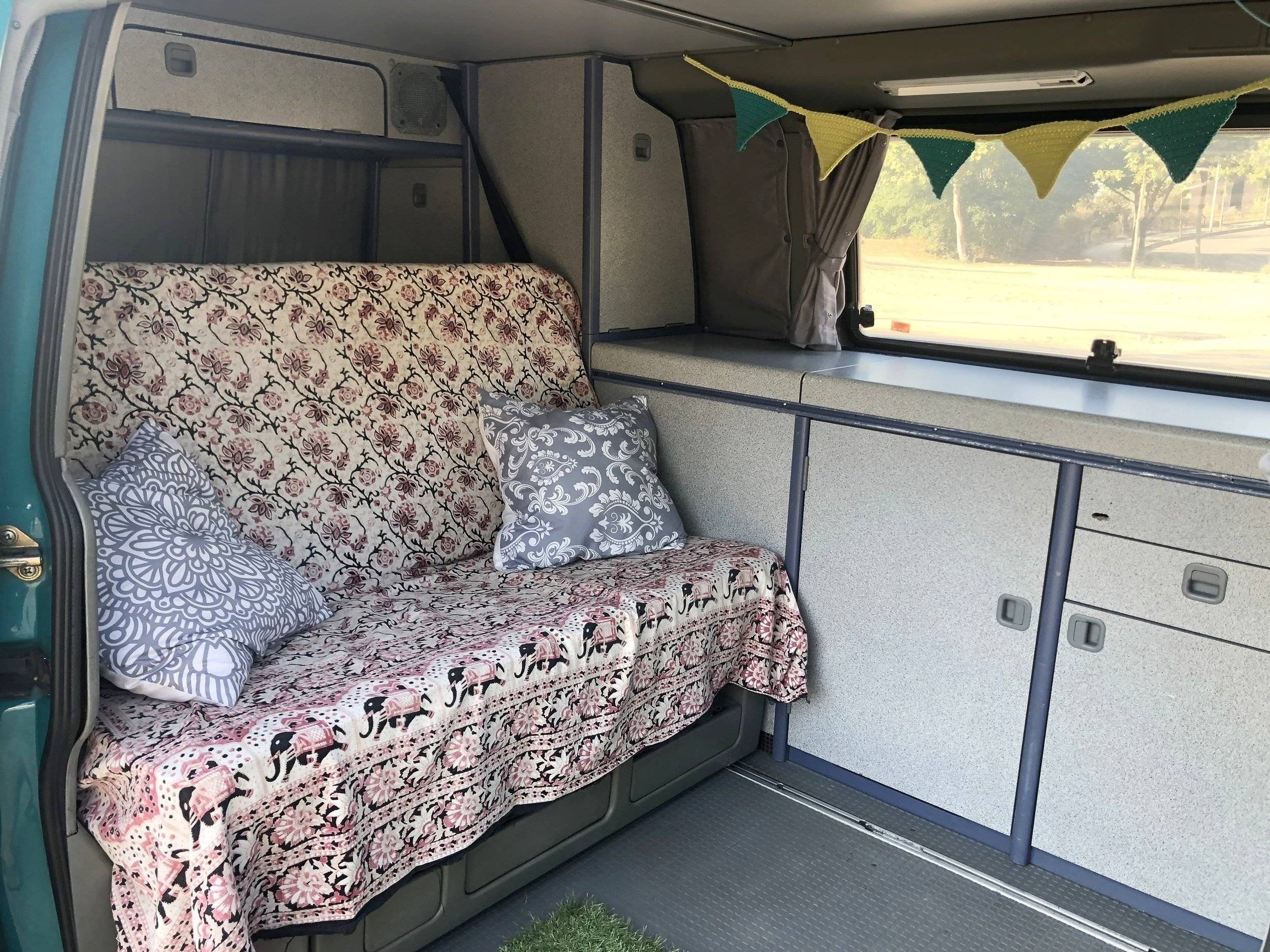 Dinette Volkswagen VOLKSWAGEN CALIFORNIA - Yescapa