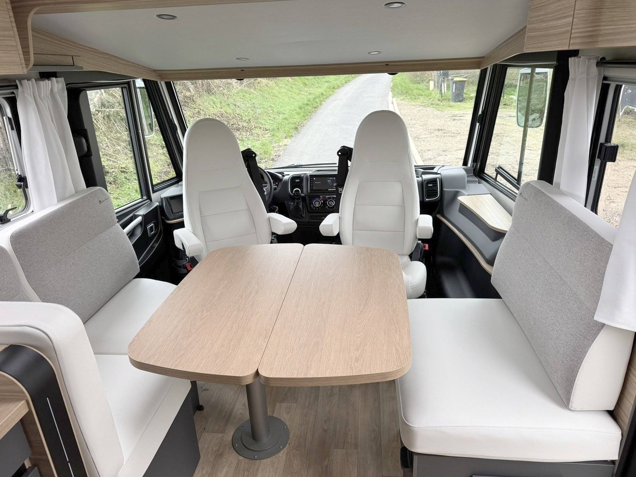 Dining Area Fiat Ducato 2,3 l 180 ch - Yescapa