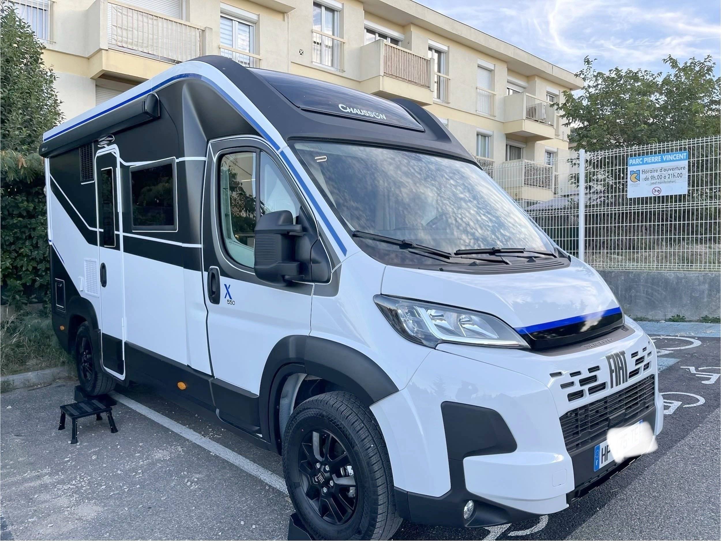 Vue avant de 3/4 Fiat Ducato 2,0 l 115 ch - Yescapa