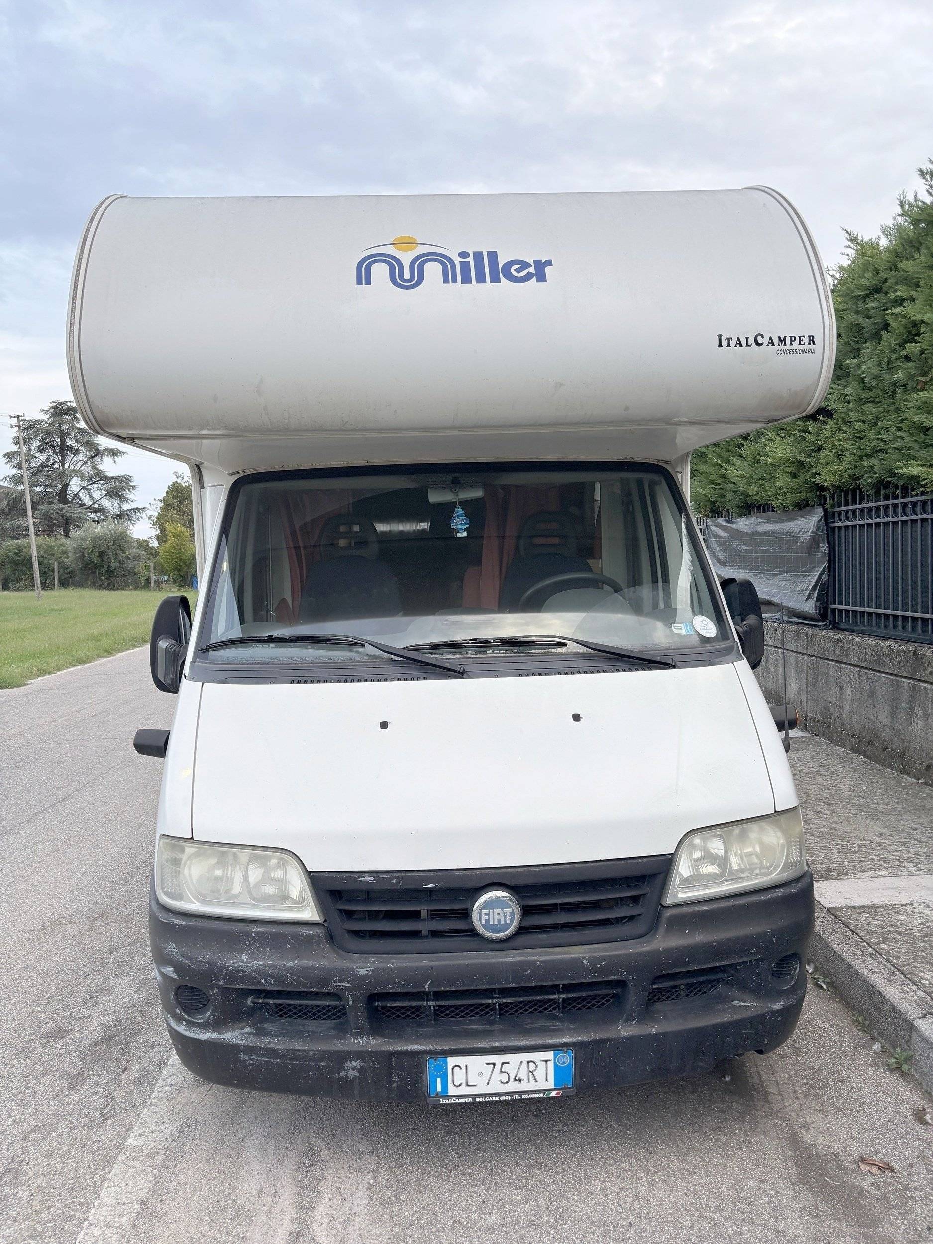 Vista frontale a ¾ Fiat Ducato 2.8 JTD - Yescapa
