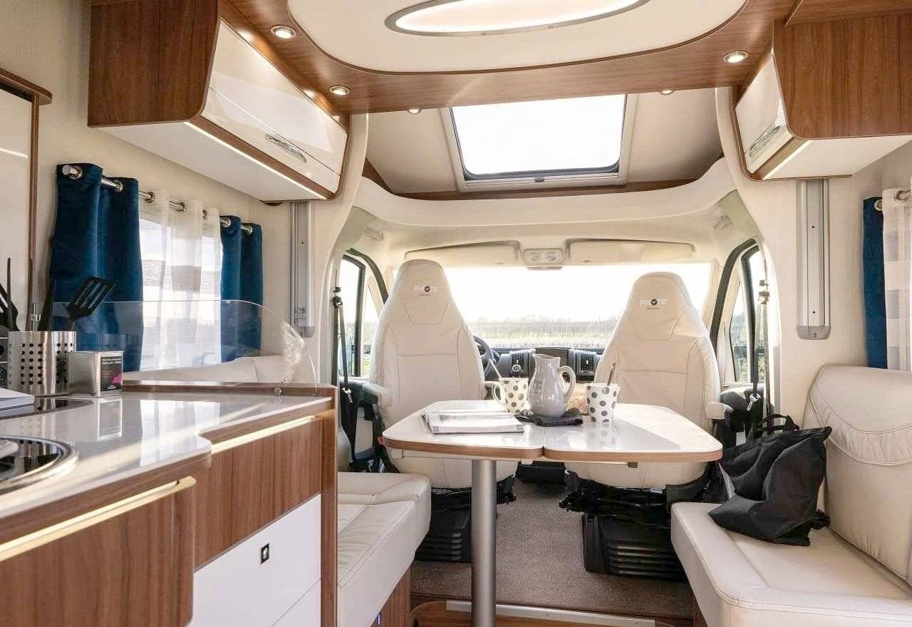 Área de jantar Fiat 2,3 l 130 ch. - Yescapa