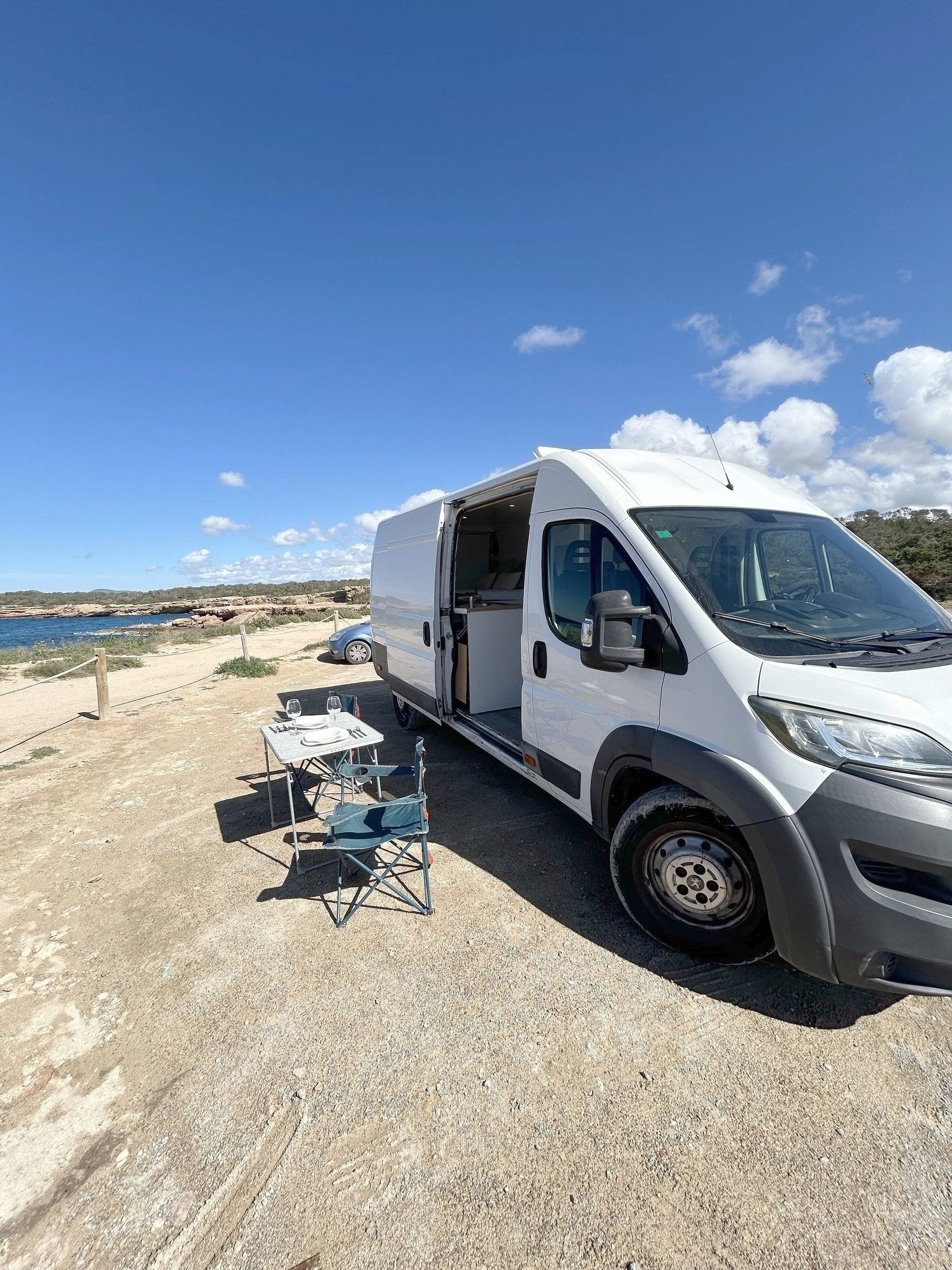 Vista de 3/4 Peugeot Boxer 2,2 l hdi 130 ch - Yescapa
