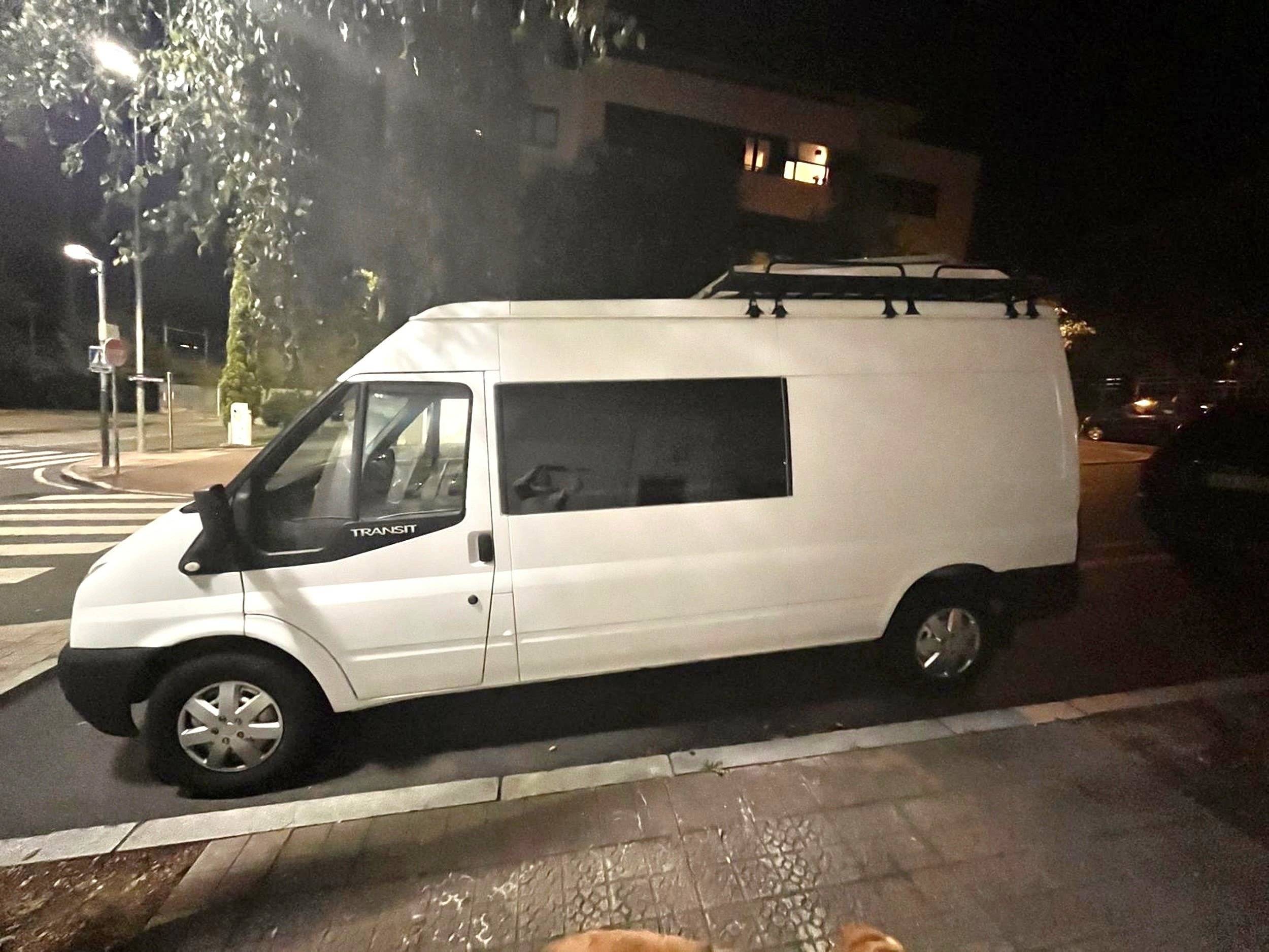 Vista del vehicle angle davanter Ford Ford Transit TT - Yescapa