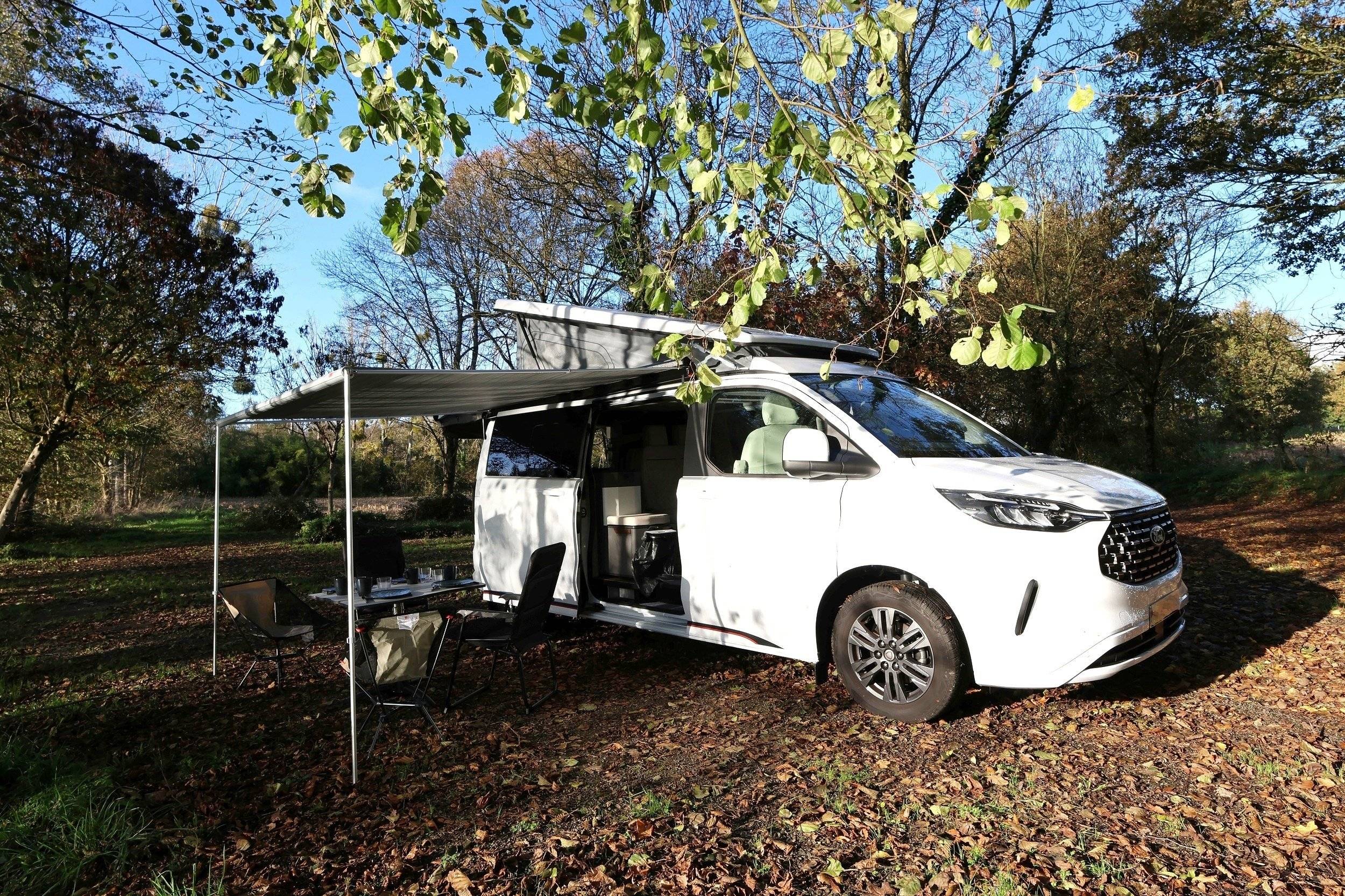 schräge Vorderansicht Ford CUSTOM L2H1 170CH - Yescapa