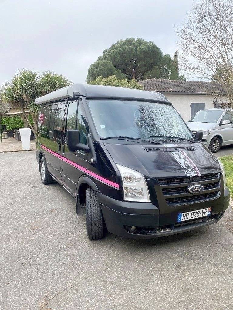 Vista frontale a ¾ Ford ford transit - Yescapa