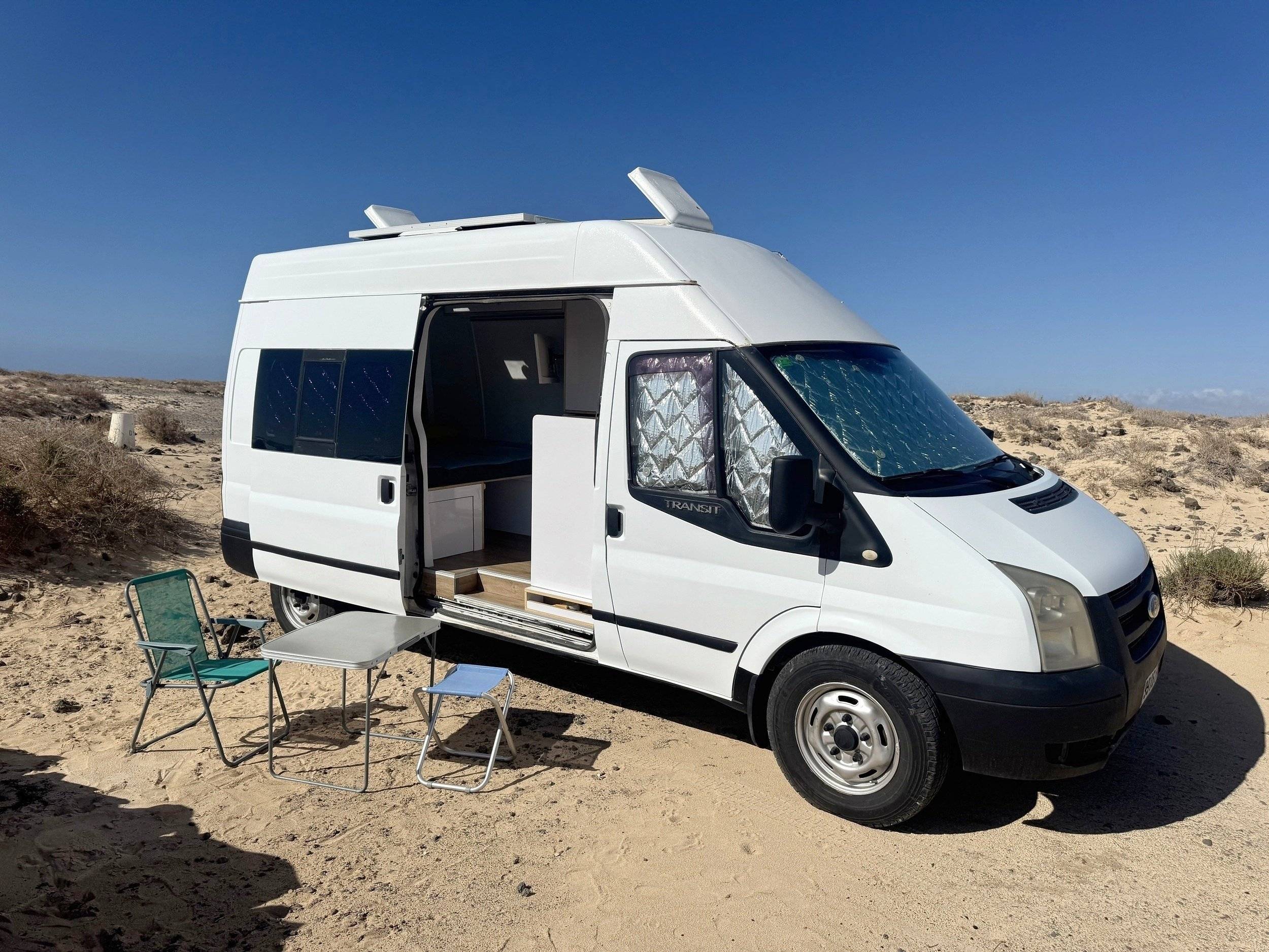 Vista de 3/4 Ford Transit 350 - Yescapa