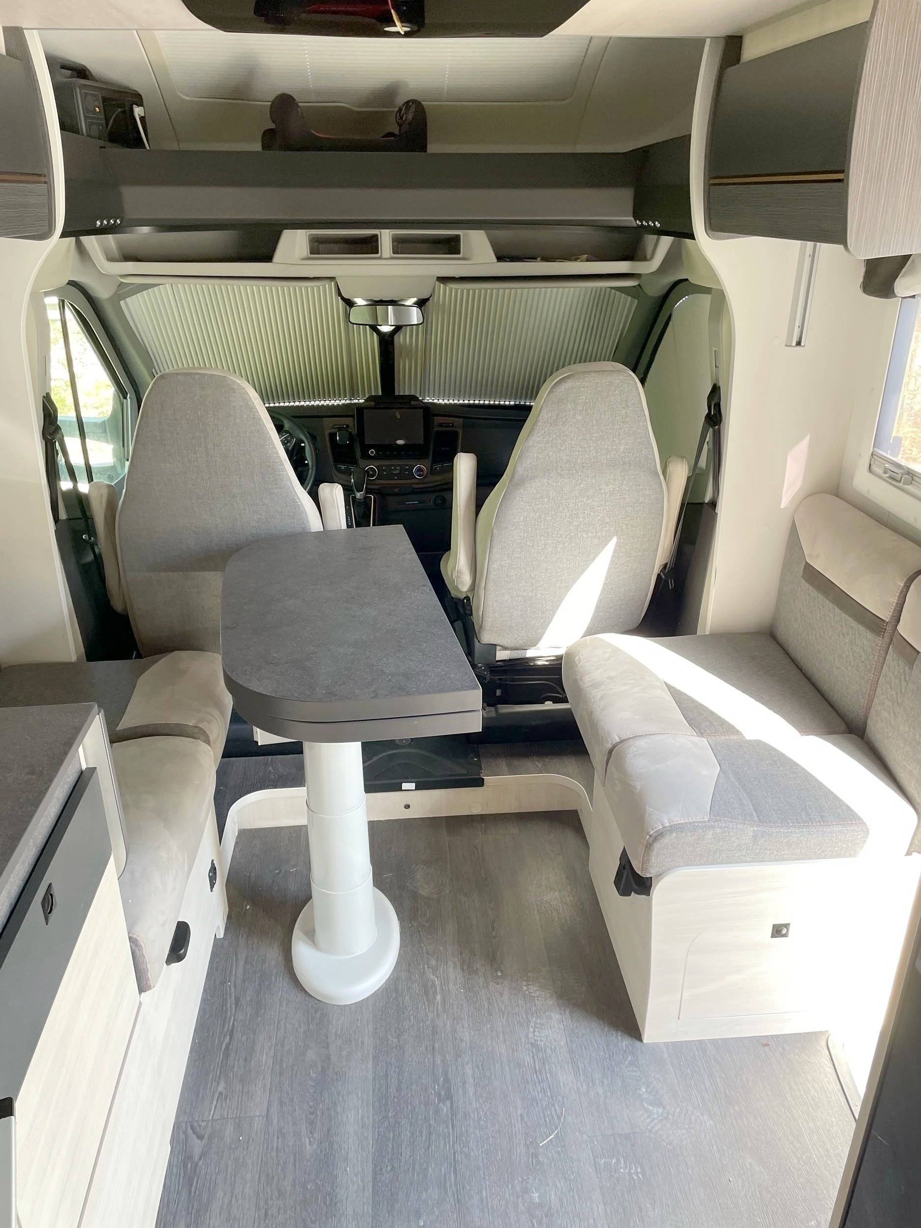 Dining Area Ford Transit 2,0 l 170 ch - Yescapa