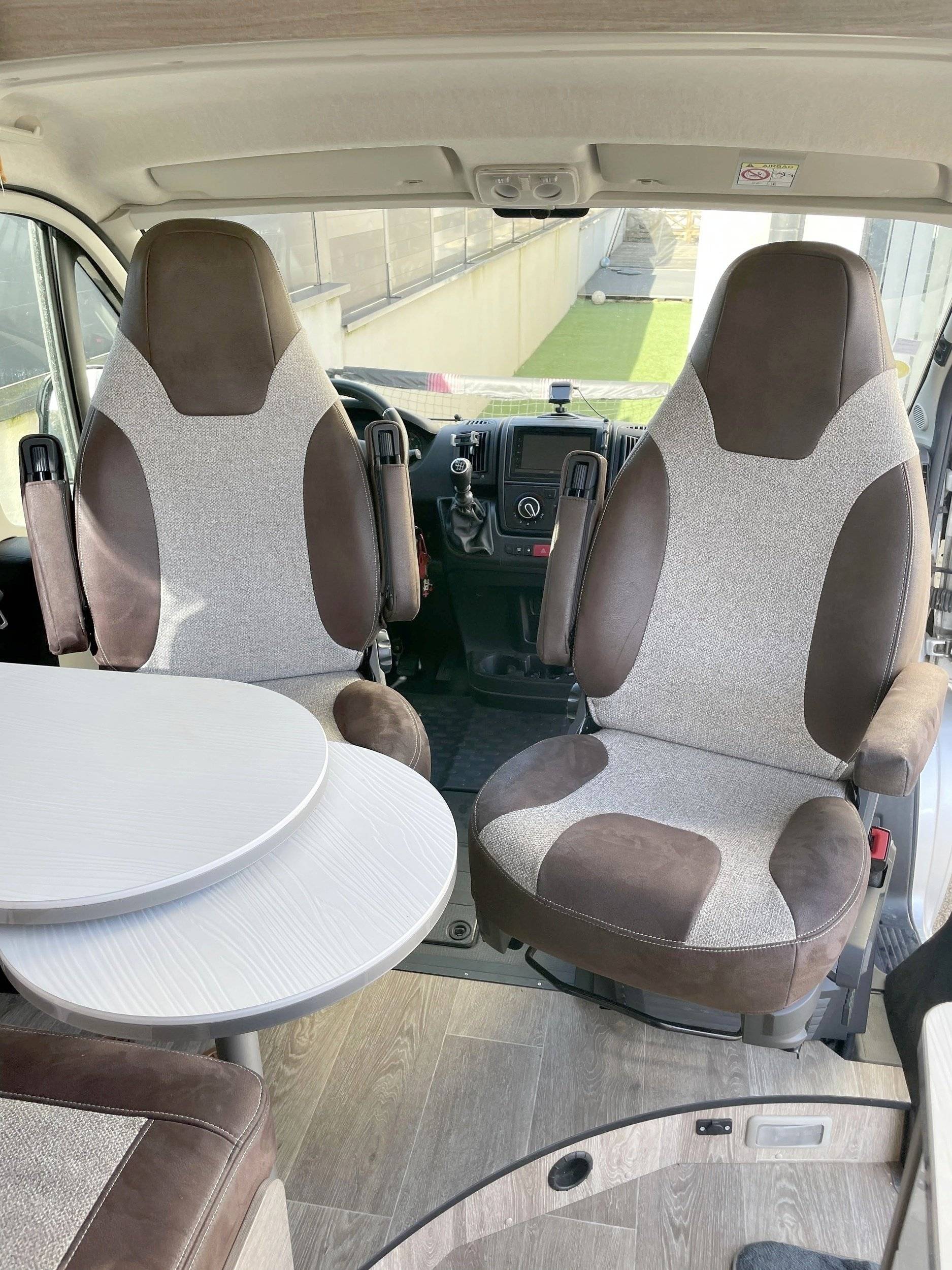 Área de jantar Citroën Jumper 2,2 l 130 ch - Yescapa