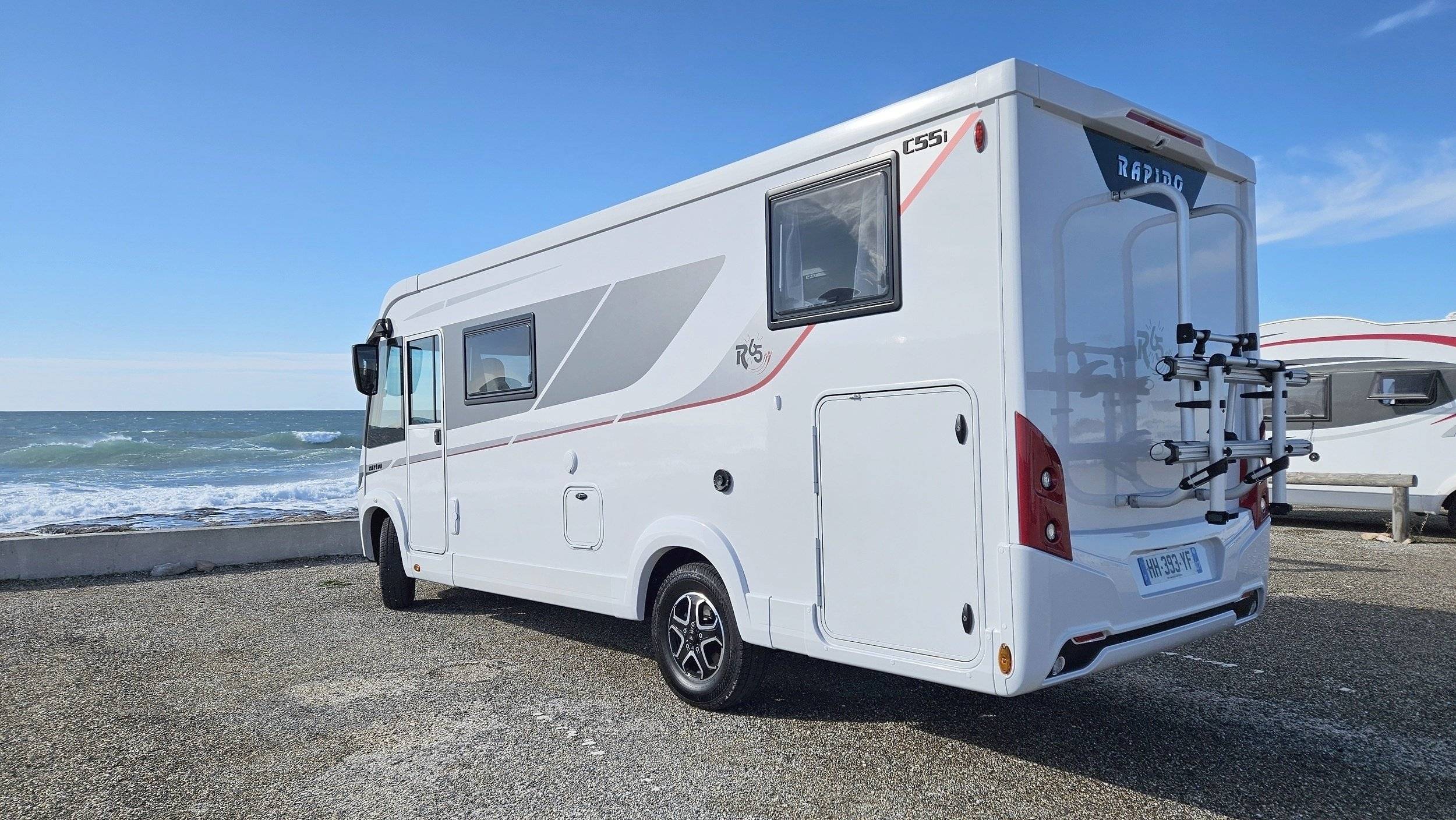 Front view from 3/4  - Yescapa