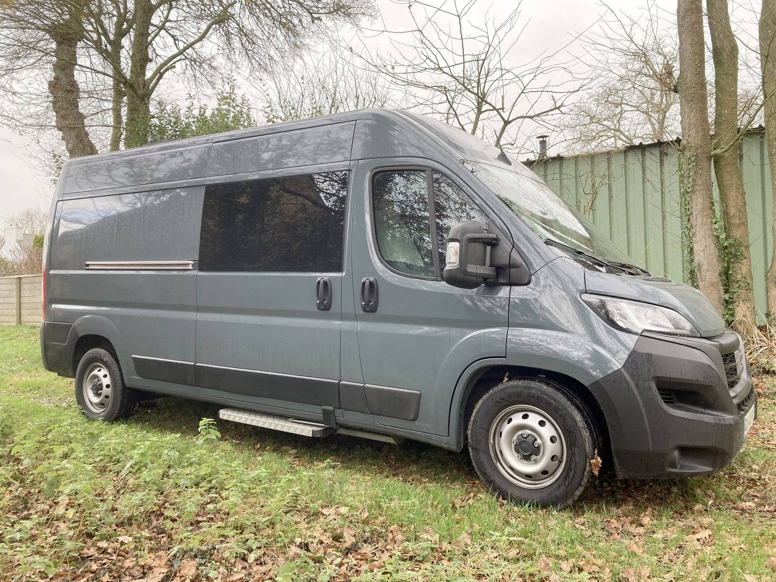 Vista frontale a ¾ Fiat Ducato - Yescapa