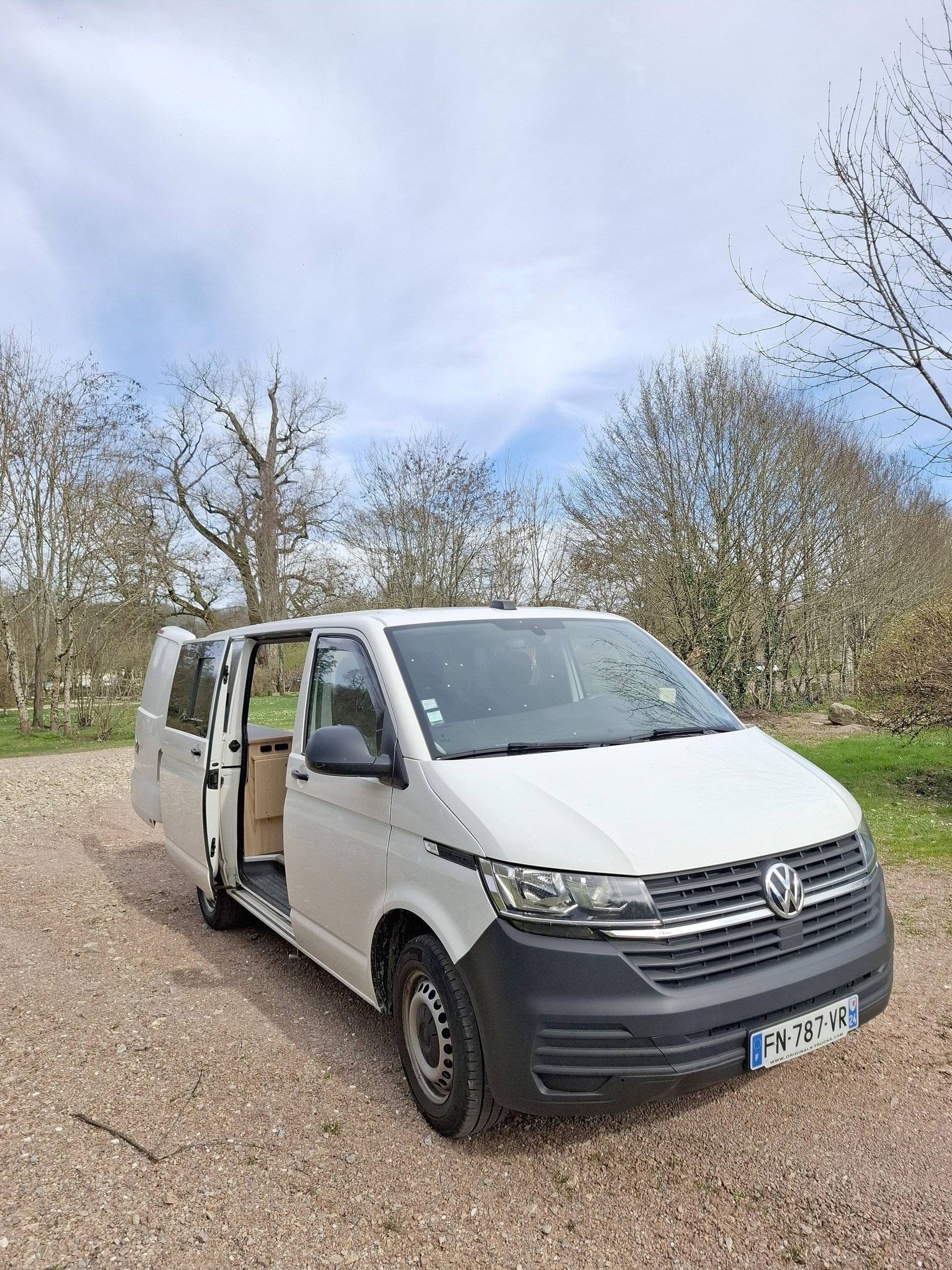 Vista frontale a ¾ Volkswagen T6 L1H1 2,0 l 140 ch - Yescapa