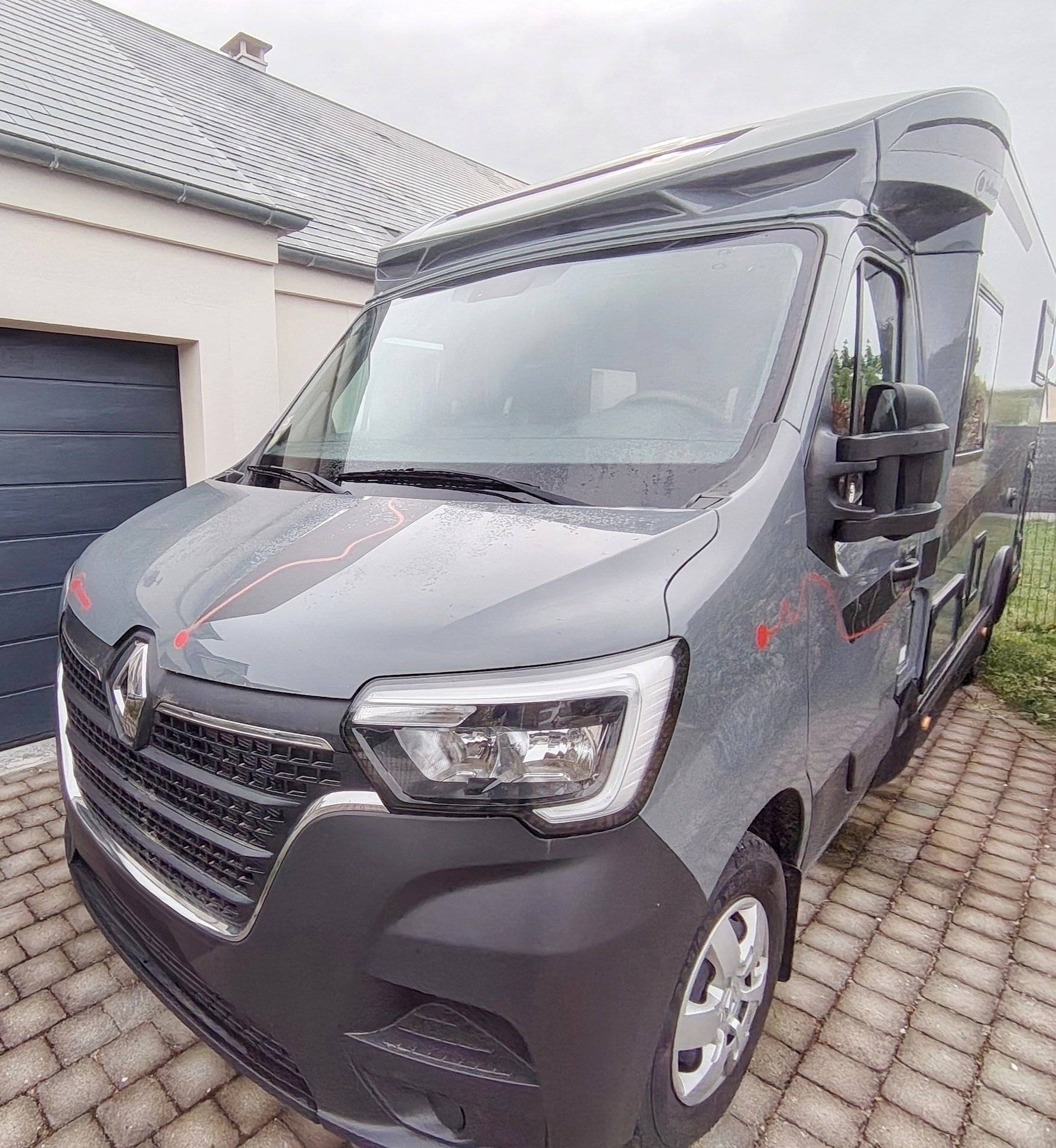 Vista de 3/4 Renault Master 2,3 l 145 ch - Yescapa