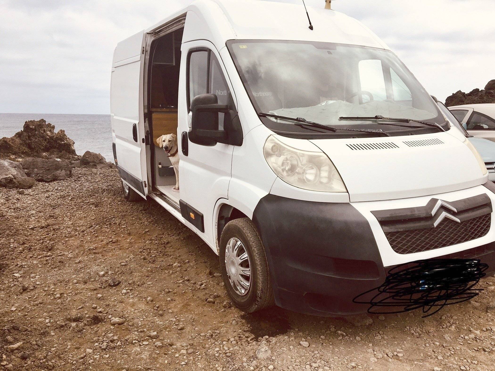 Front view from 3/4 Citroën Jumper 2,2 l 120 ch - Yescapa