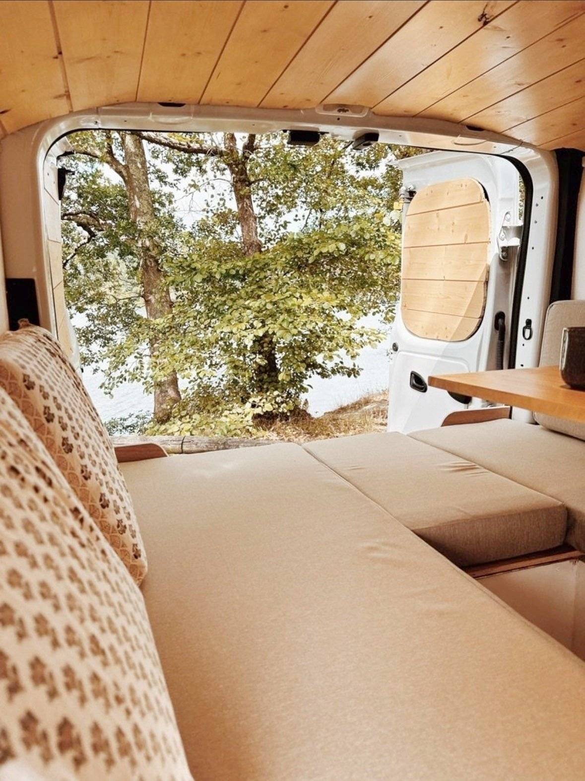 Dining Area Renault Trafic L2H1 2 l 140 ch - Yescapa
