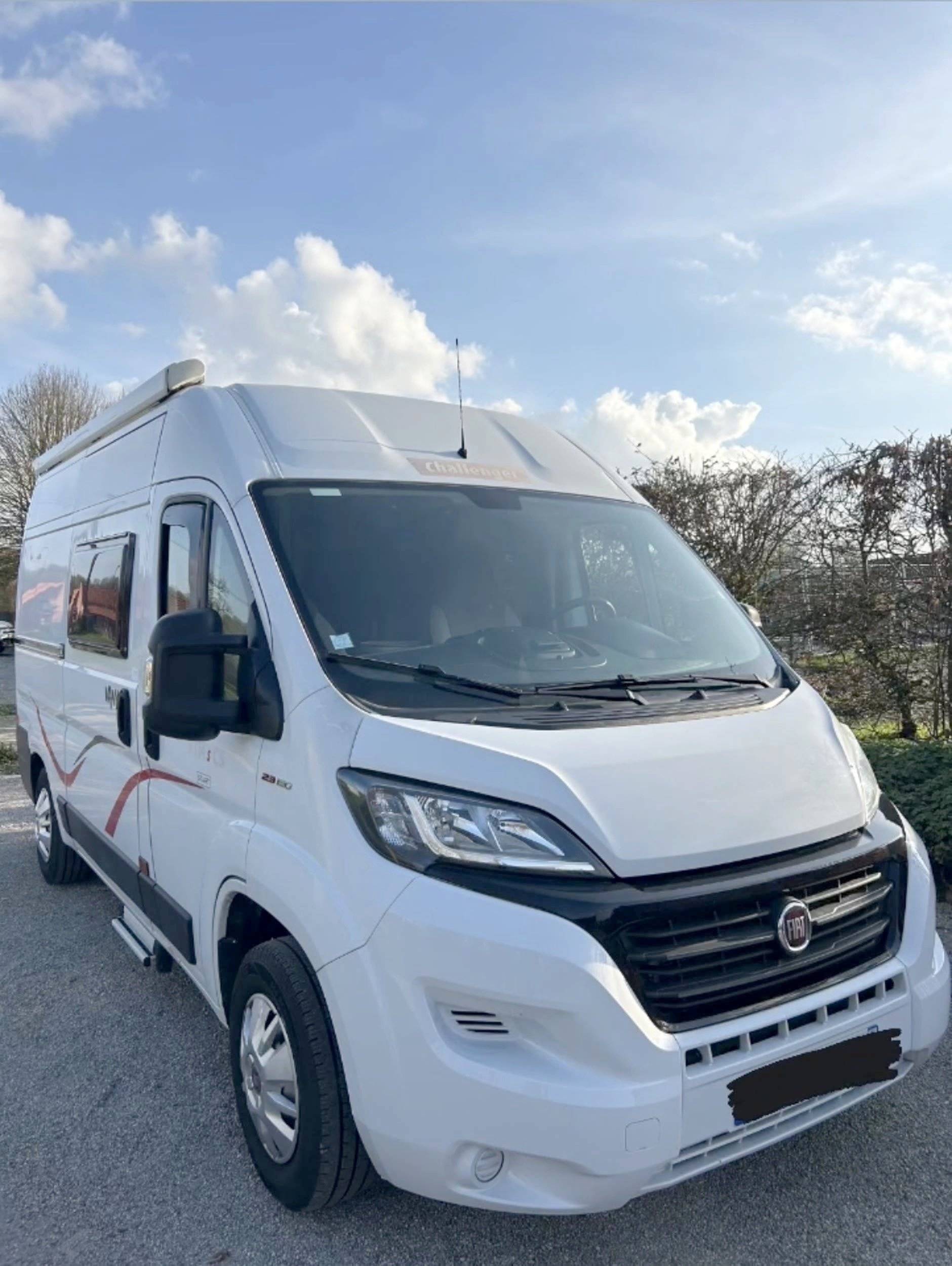 Front view from 3/4 Fiat 2,3 l 130 ch - Yescapa