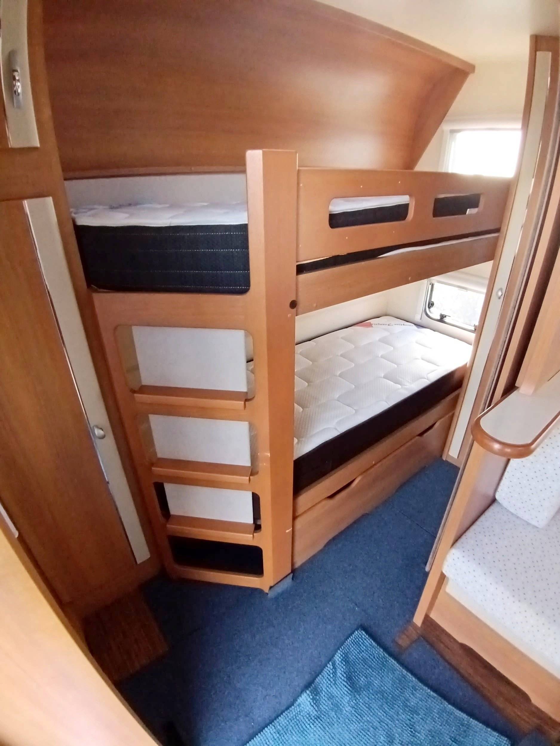 Dining Area Nissan - Yescapa