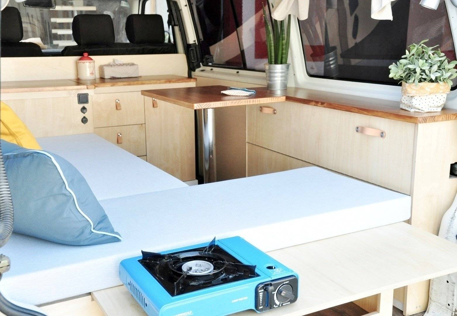Dining Area Volkswagen Transporter T4 - Yescapa