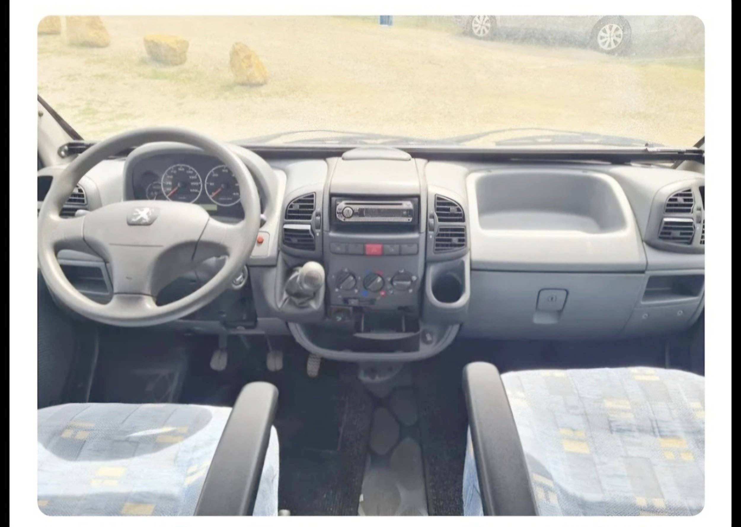 Fahrerbereich Peugeot Boxer 2,8 HDI - Yescapa