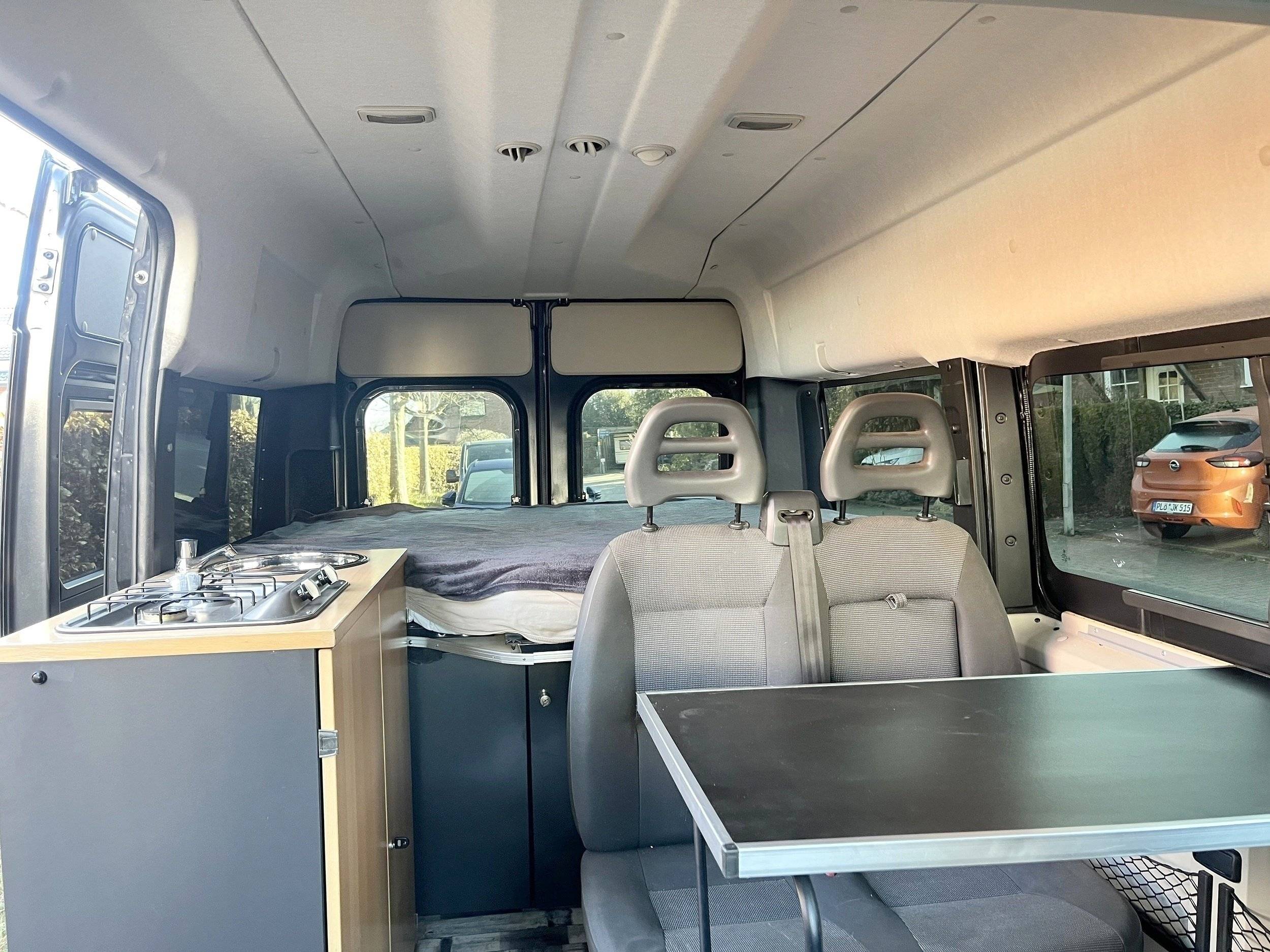 Dining Area Citroën Jumper 2,2 l 120ch - Yescapa