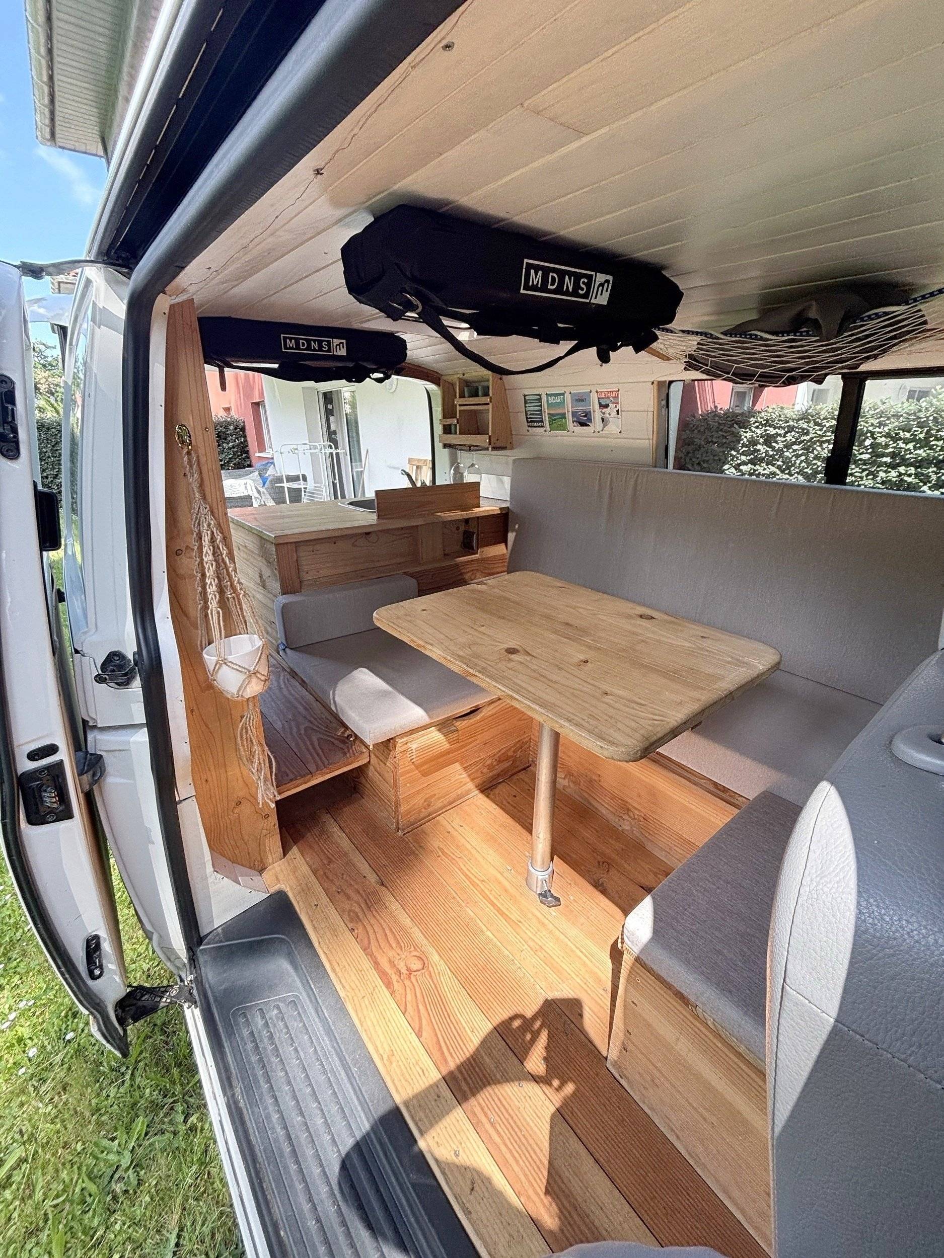 Coin repas Volkswagen T5 2,0 l 102 ch - Yescapa