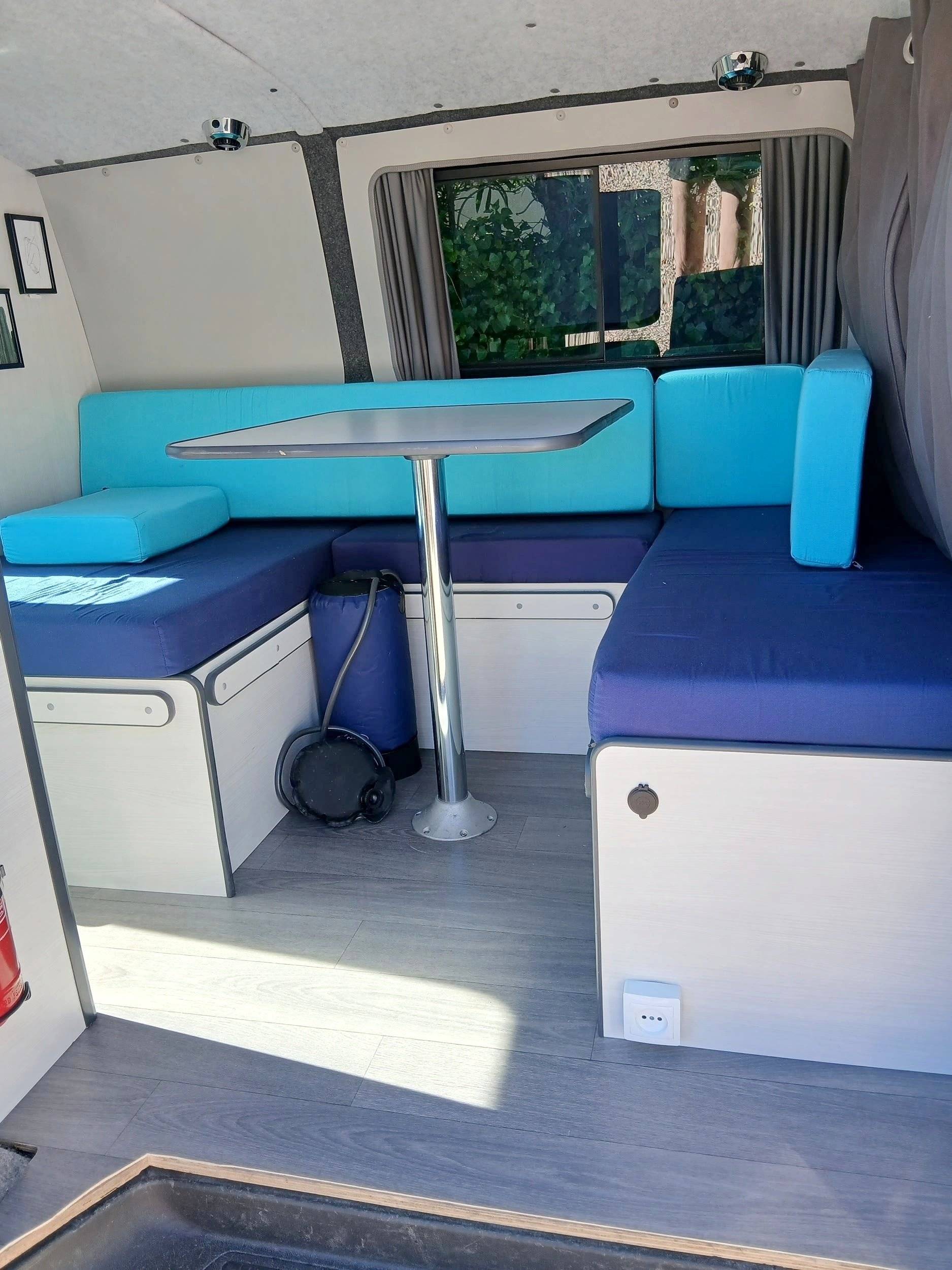 Dining Area Volkswagen T5 2 l 102 ch - Yescapa