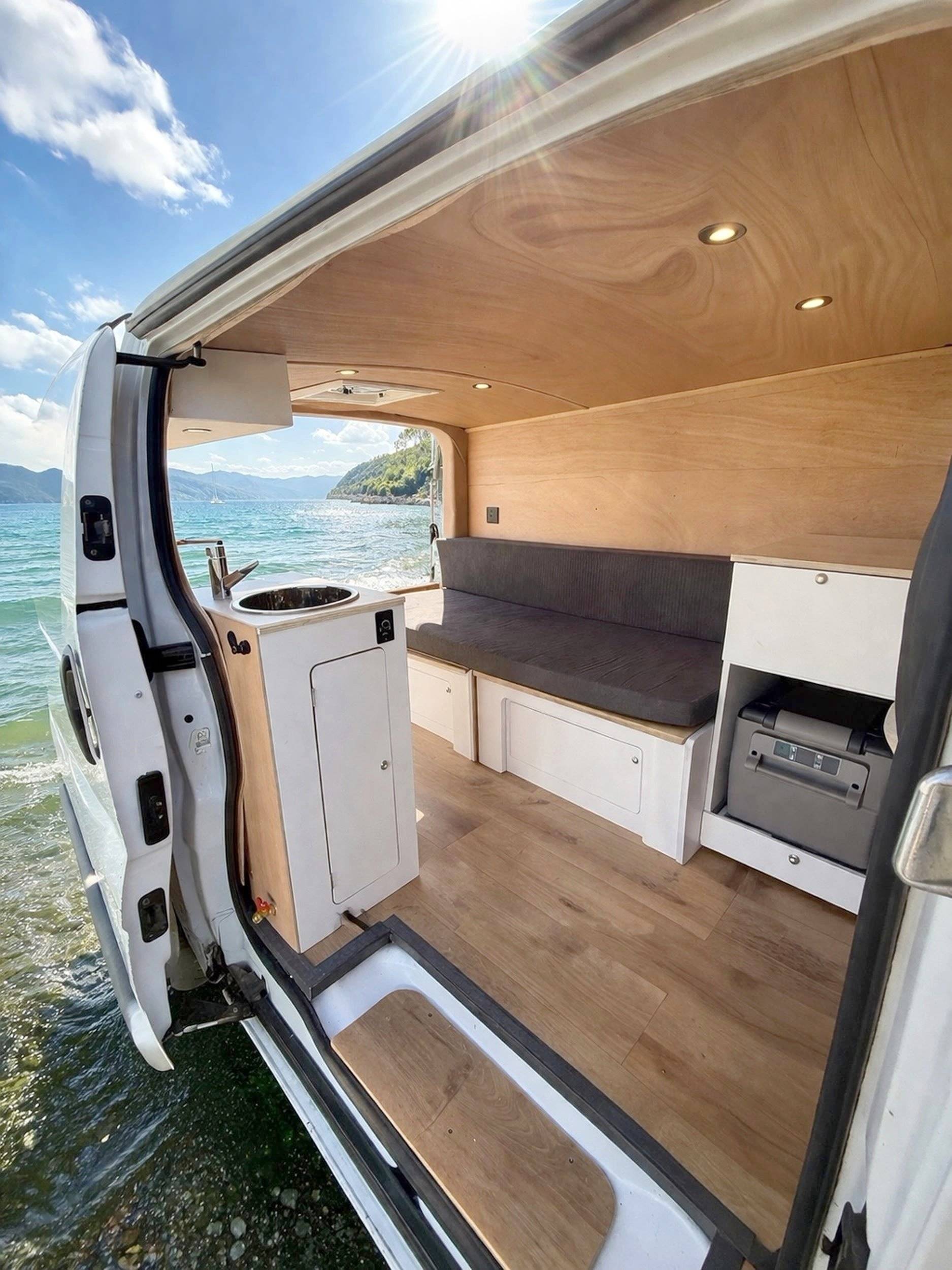 Front view from 3/4 Renault Trafic 115 ch - Yescapa