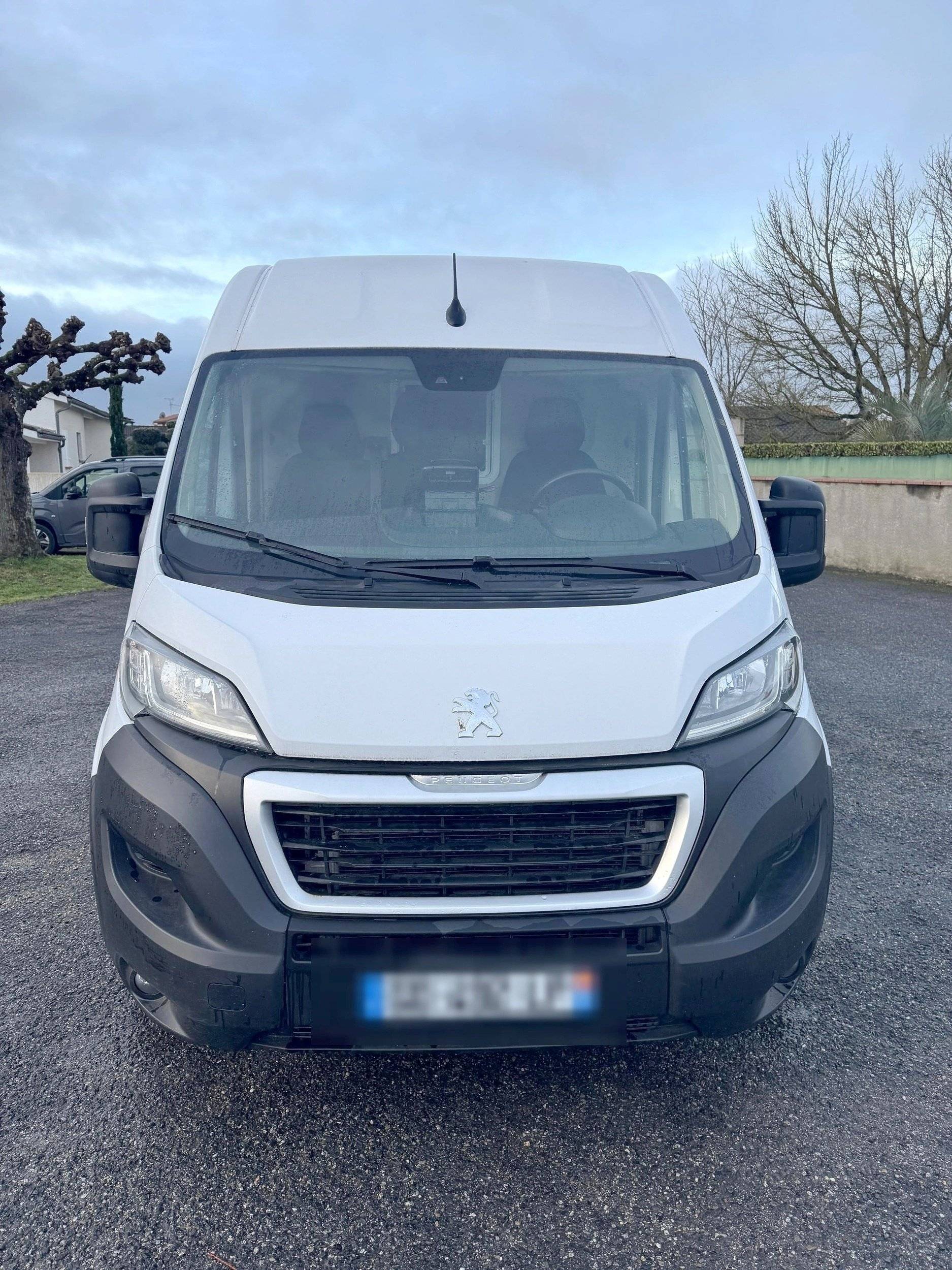 Vue avant de 3/4 Peugeot Boxer 2,2l HDI 140 cv - Yescapa