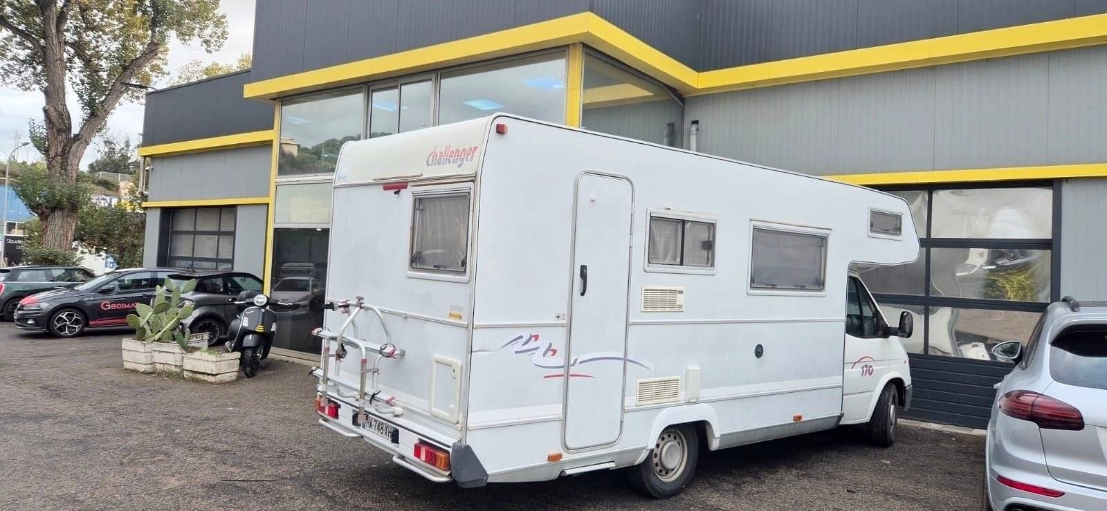 Front view from 3/4 Ford - Yescapa