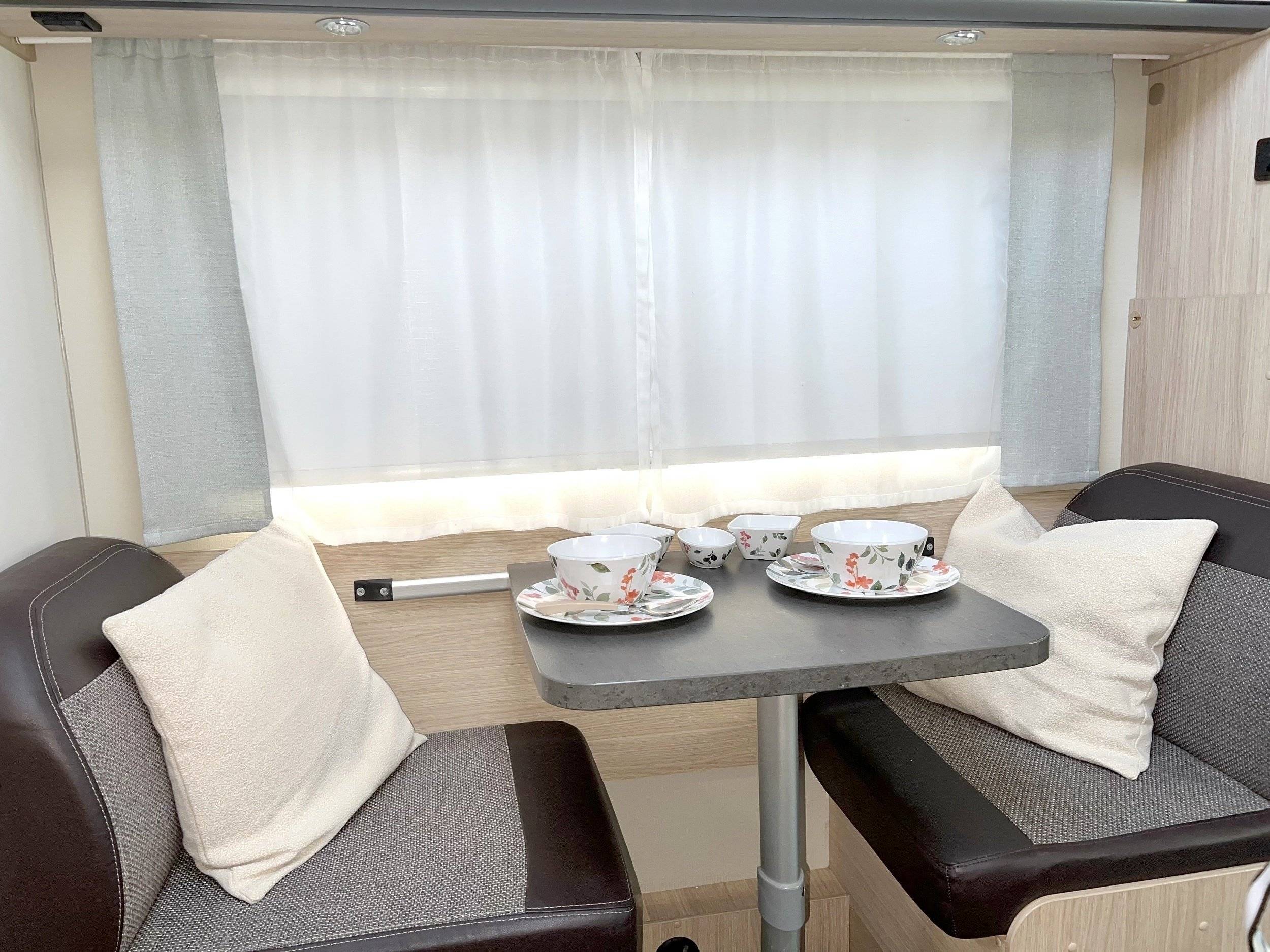 Dining Area Fiat Ducato 2,0 l 130 ch - Yescapa