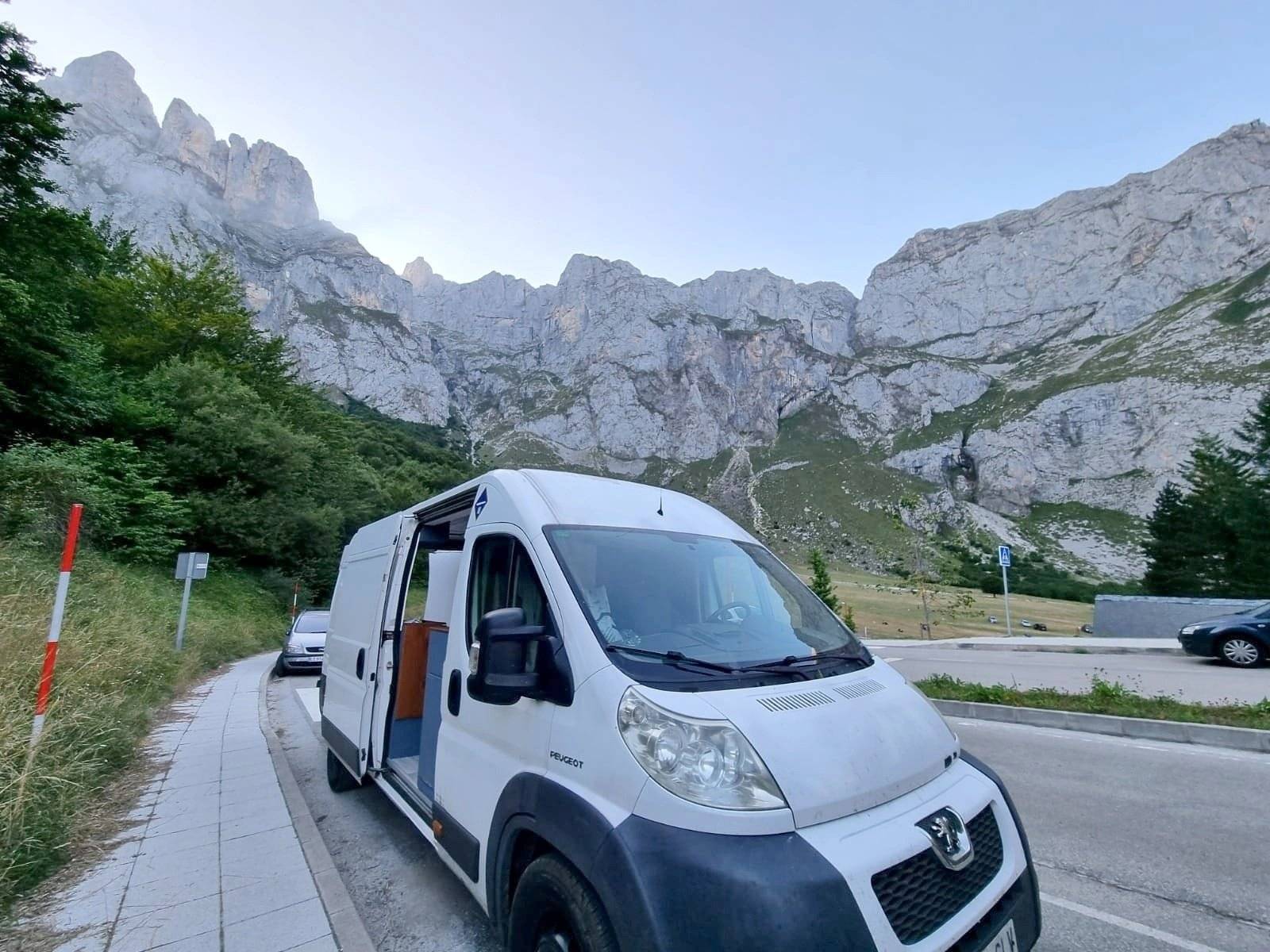 Vista frontale a ¾ Peugeot Boxer 3,0 HDI 160 ch - Yescapa