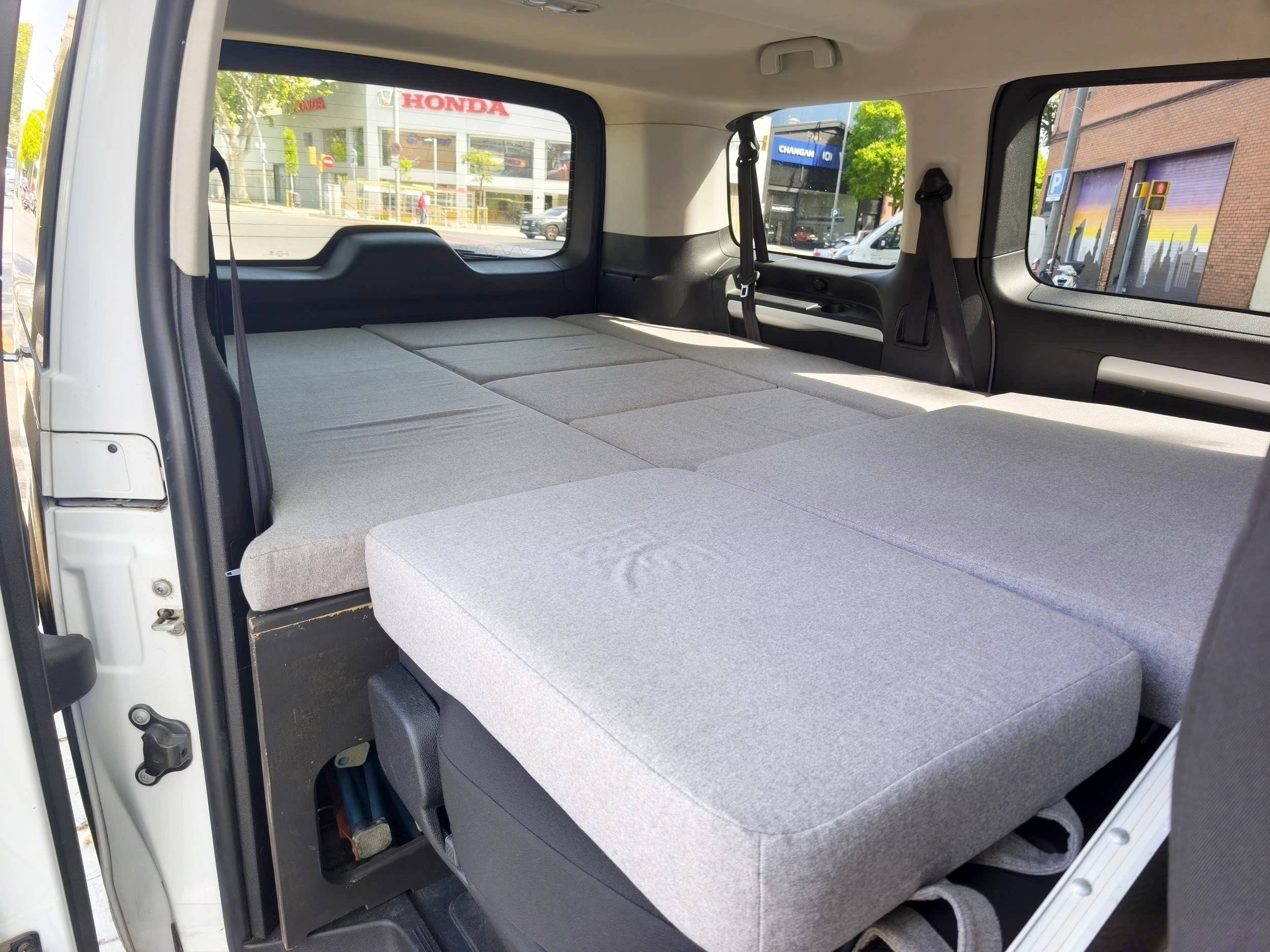 Berth Toyota Pro Ace - Yescapa