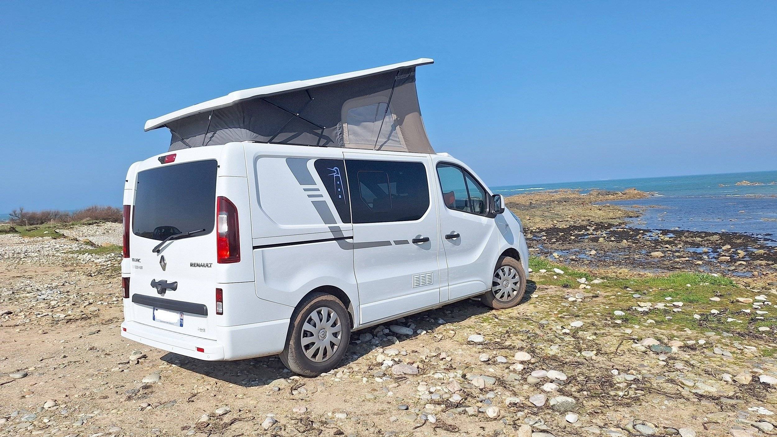 schräge Vorderansicht Renault Trafic 3 - Yescapa