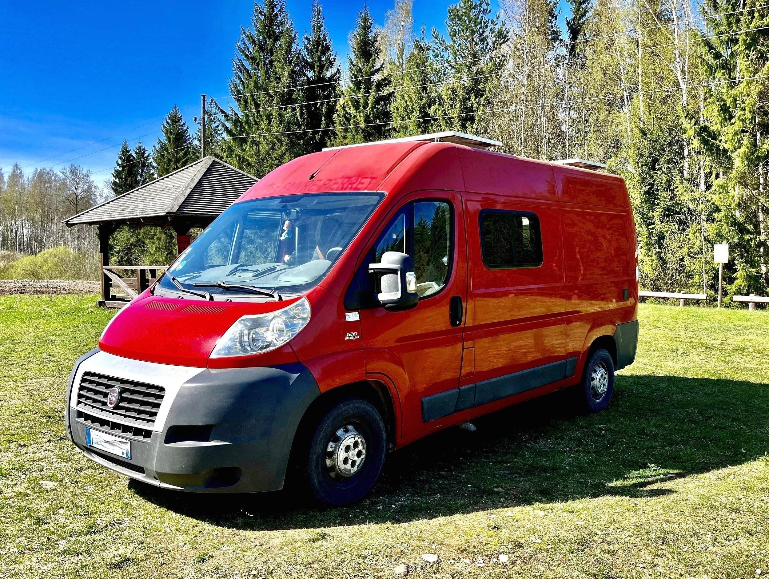 schräge Vorderansicht Fiat Ducato 2.3 Multijet 120 CV L2H2 - Yescapa