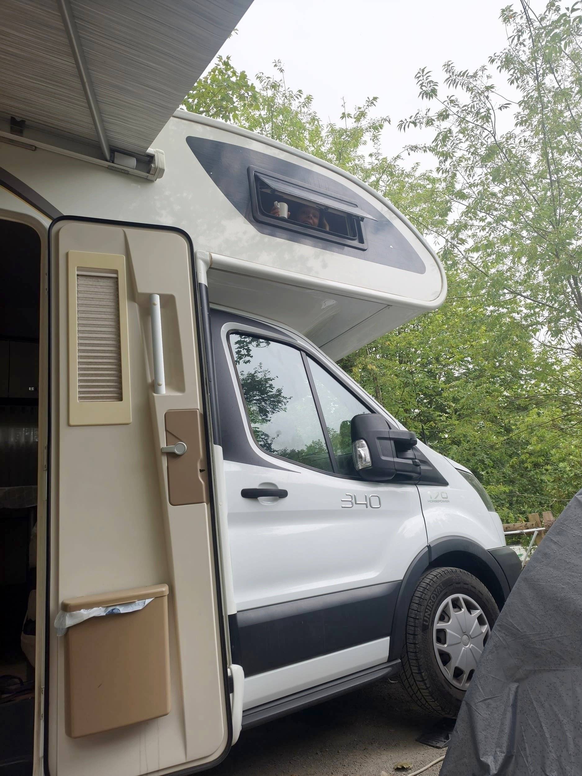 Vista de 3/4 Ford Transit 2,0 l 170 ch - Yescapa
