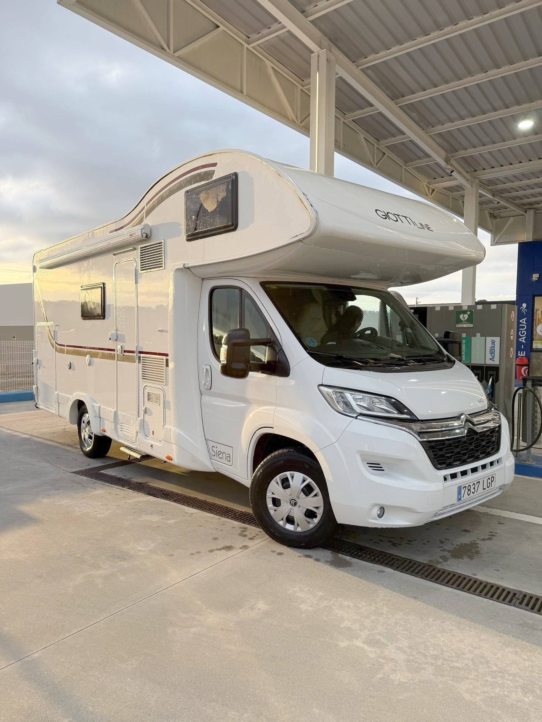 Front view from 3/4 Citroën Jumper 2,2 l 140 ch - Yescapa