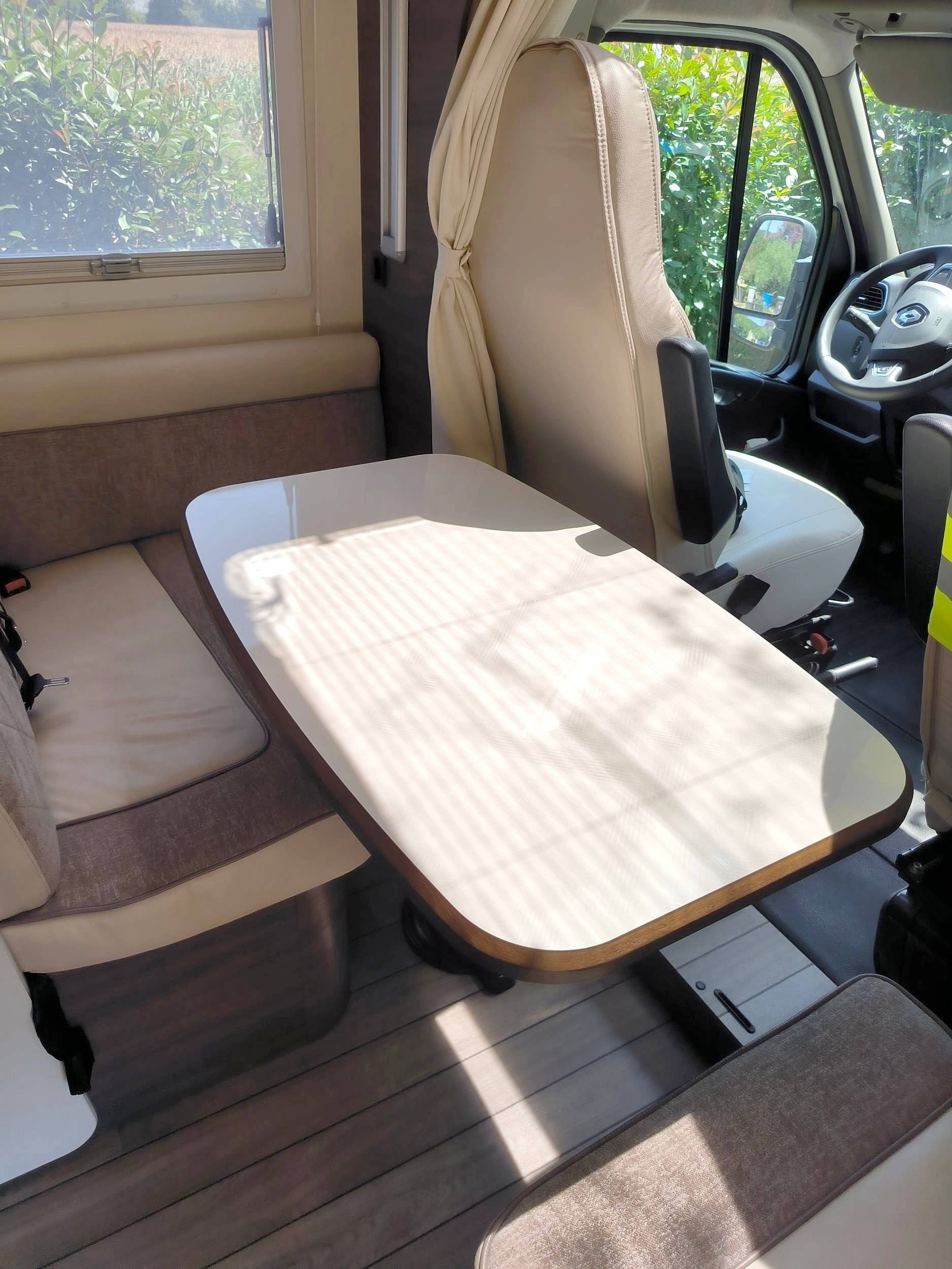 Dining Area Renault Master 2,3 l 170 ch - Yescapa