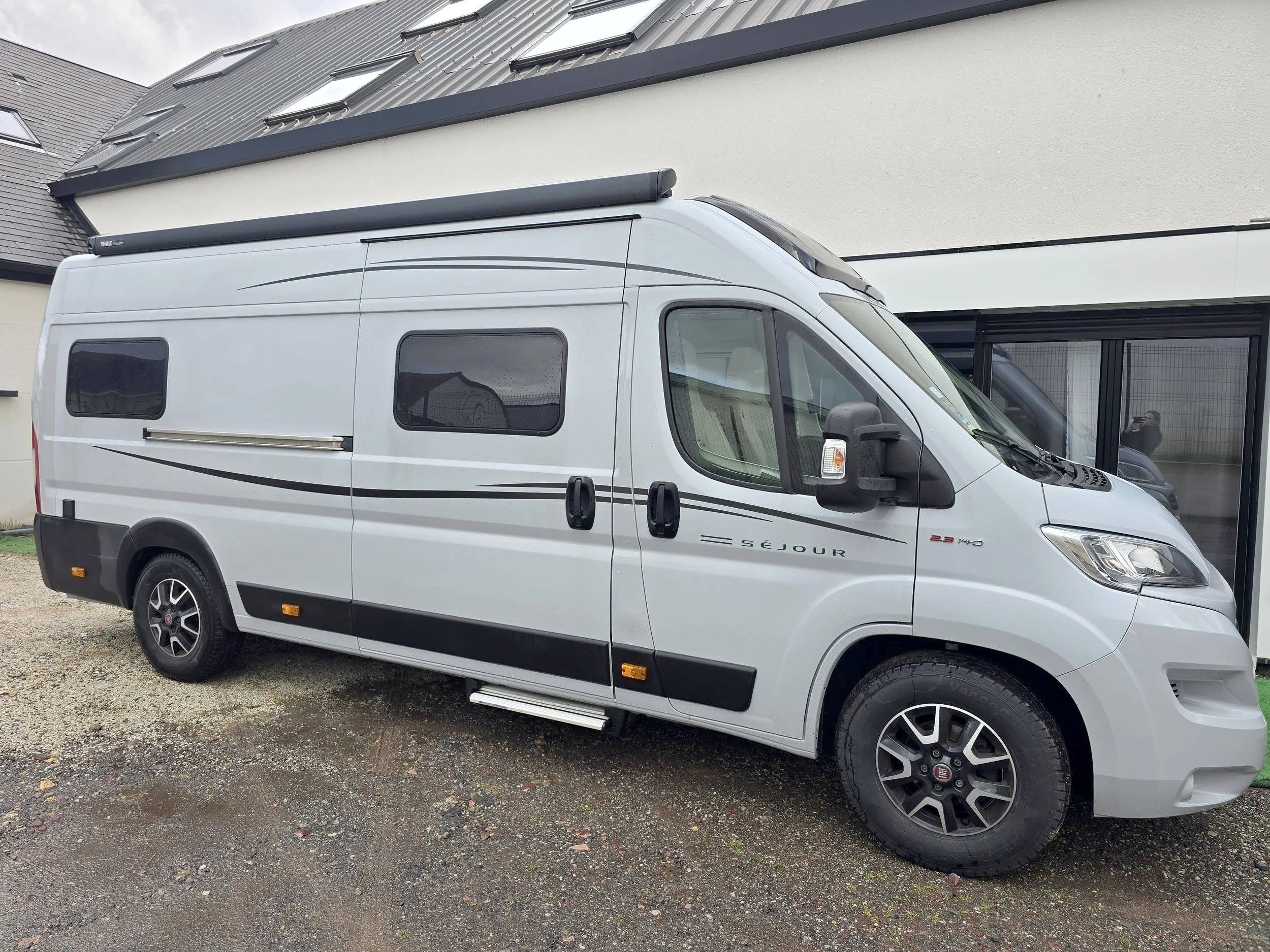 Vista del vehicle angle davanter Fiat 2,3 l 130 ch - Yescapa