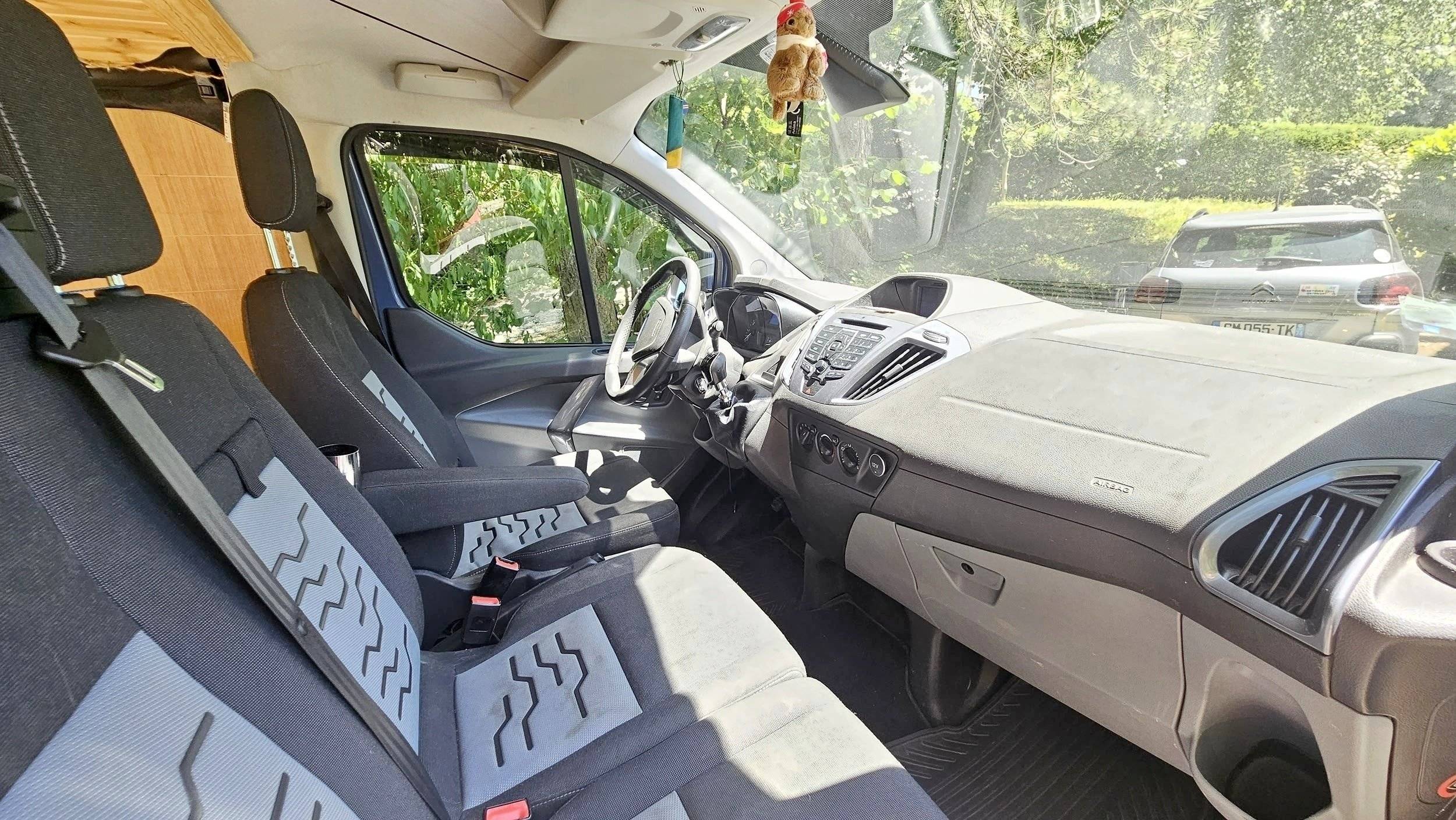 Poste de conduite Ford Transit custom - Yescapa