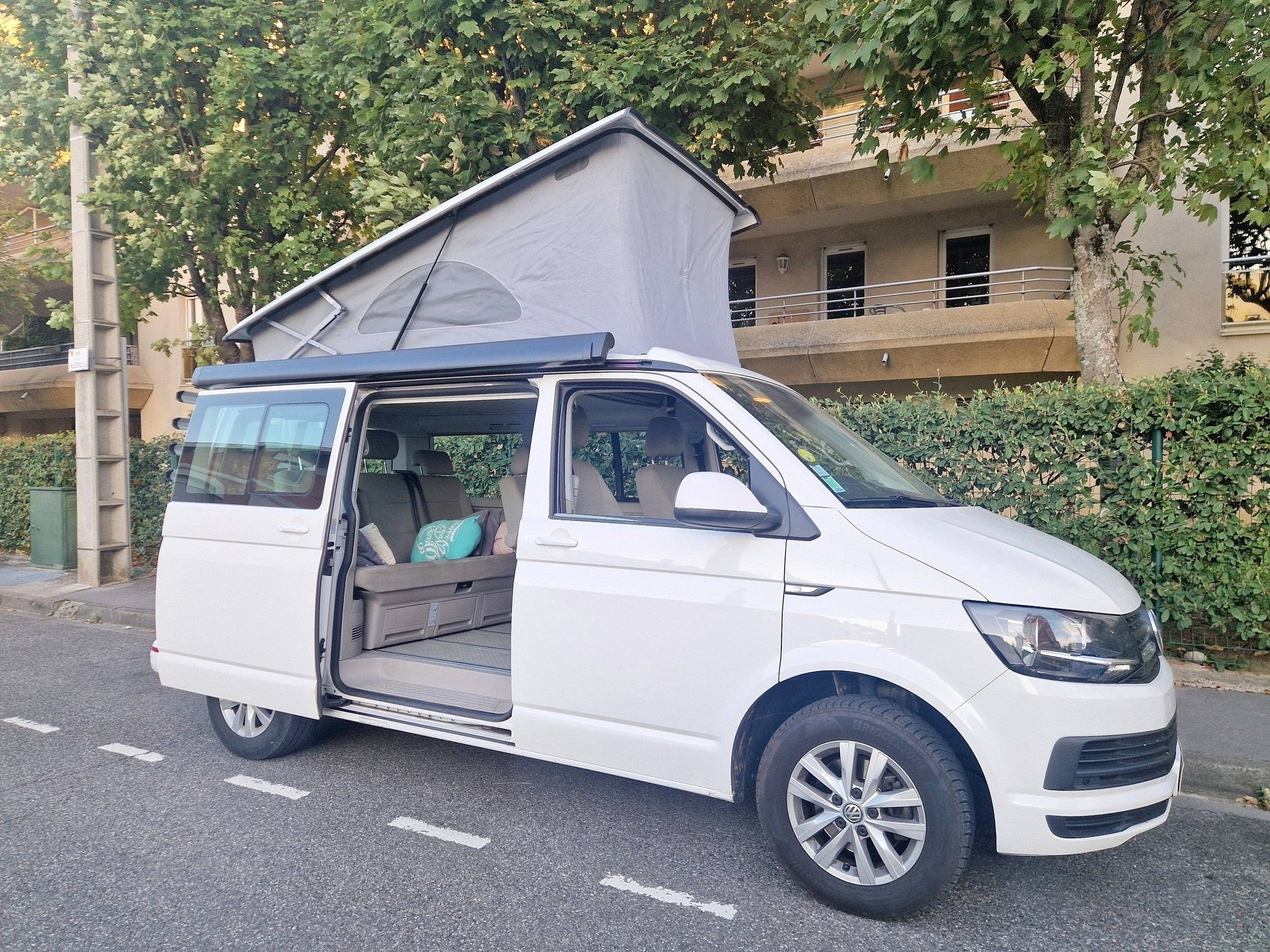 Vista del vehículo ángulo delantero Volkswagen VOLKSWAGEN CALIFORNIA - Yescapa