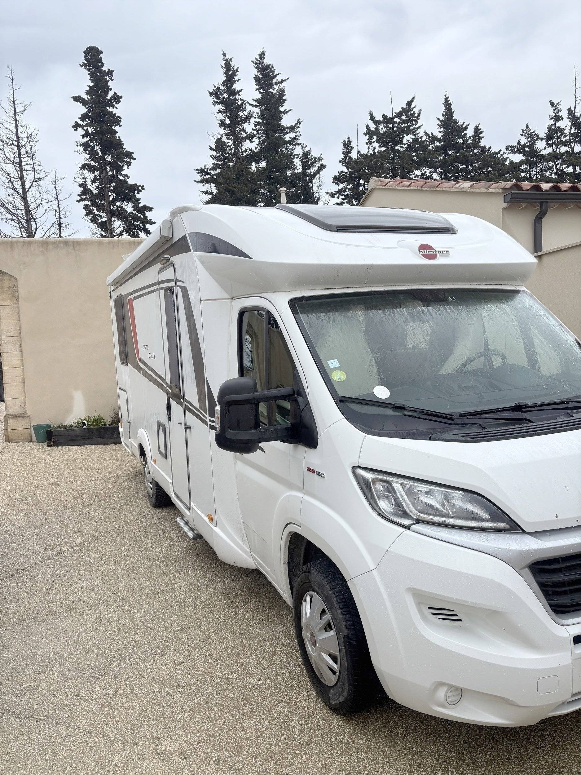 Front view from 3/4 Fiat - Yescapa