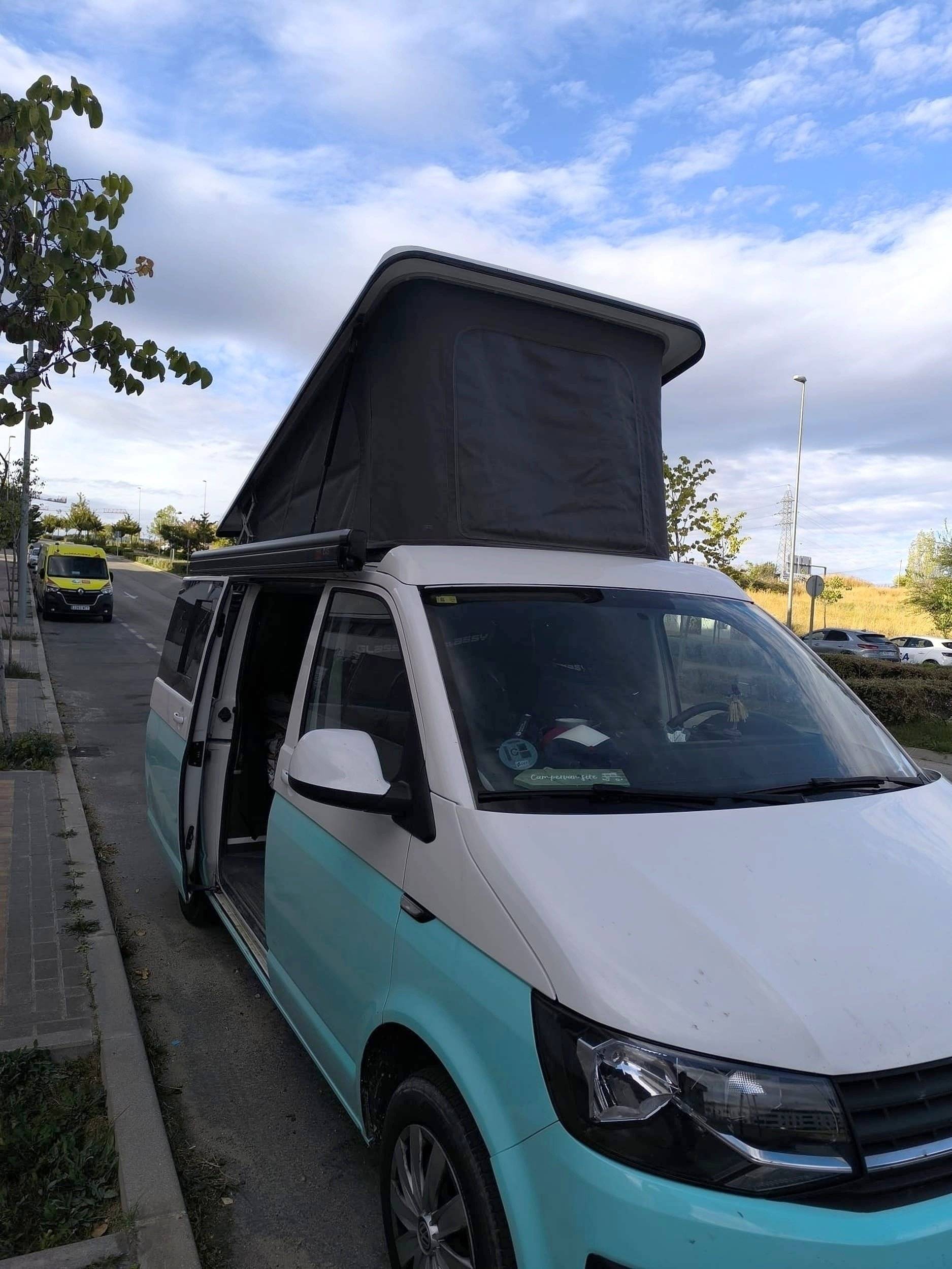 Vista del vehículo ángulo delantero Volkswagen Transporter - Yescapa