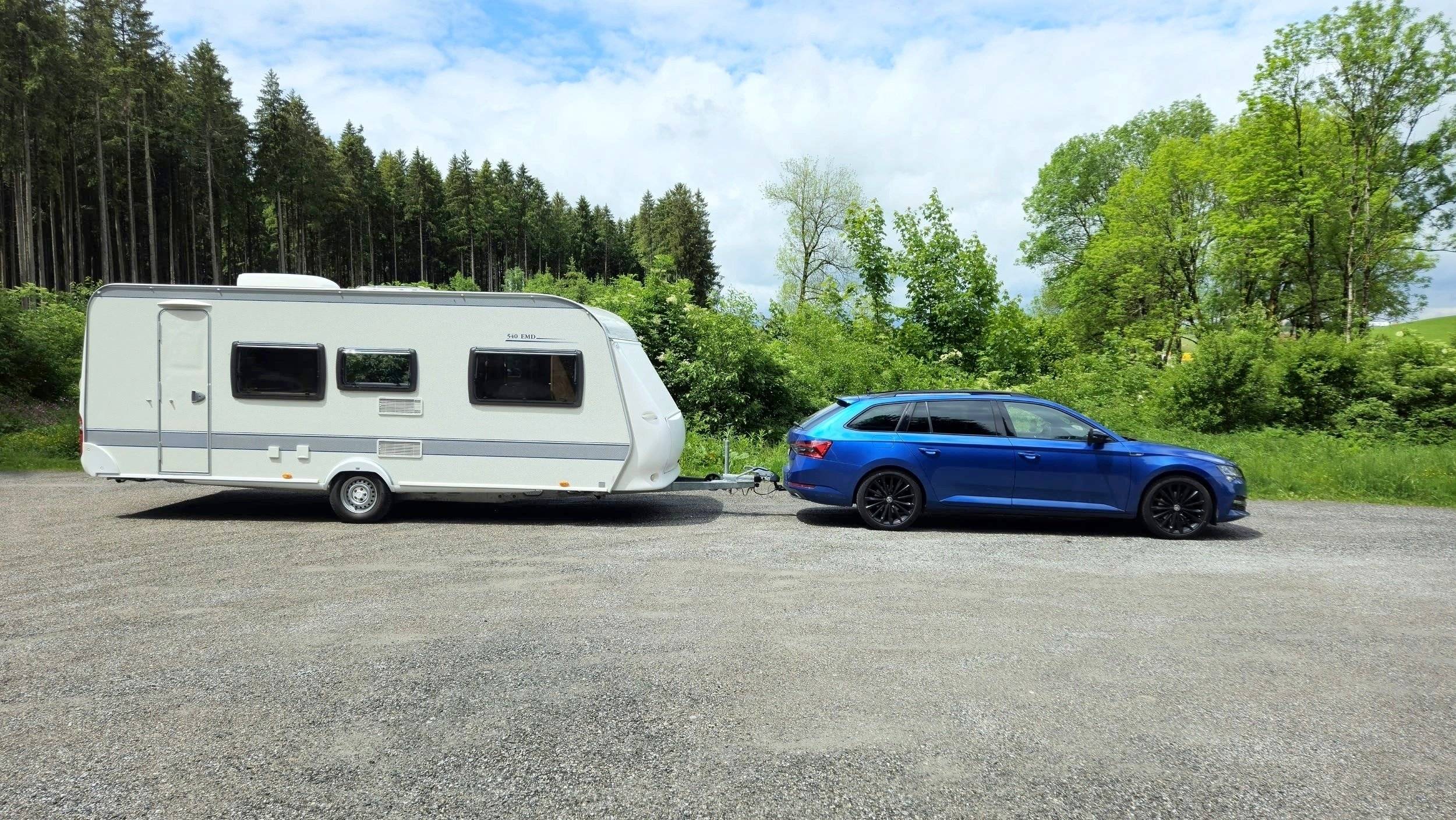 Front view from 3/4 Volkswagen Caddy 1,6 l 75 ch - Yescapa