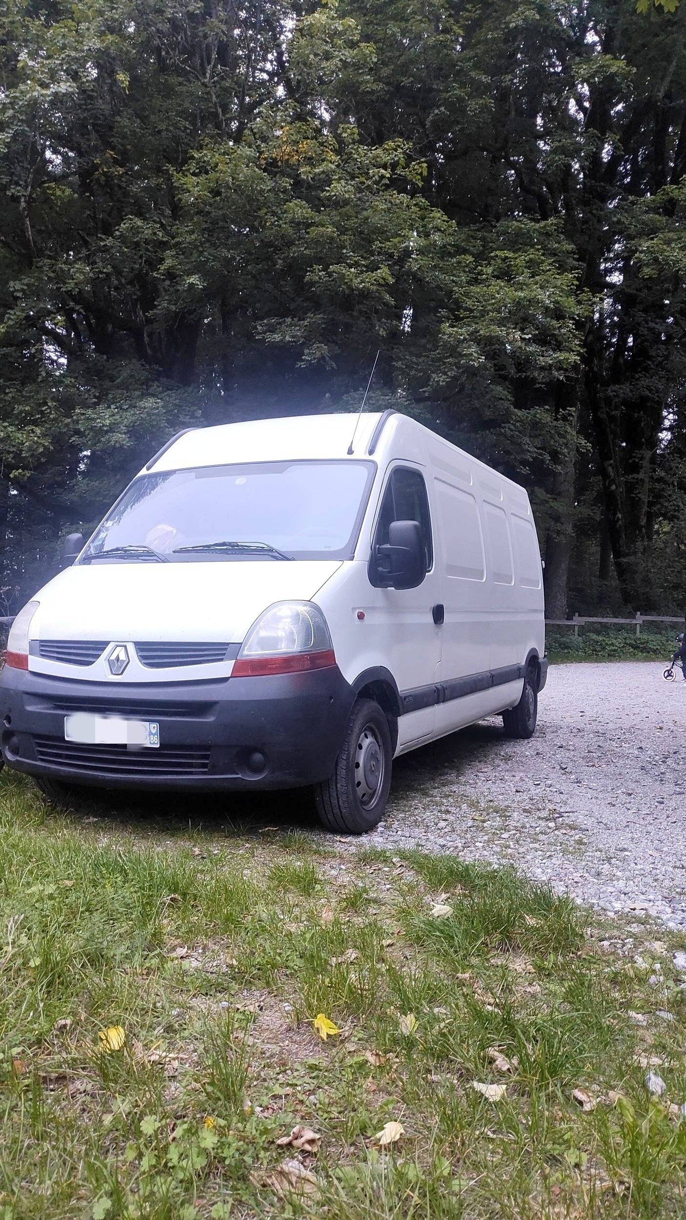 Front view from 3/4 Renault Master 2,5 l dCi 100 ch. - Yescapa